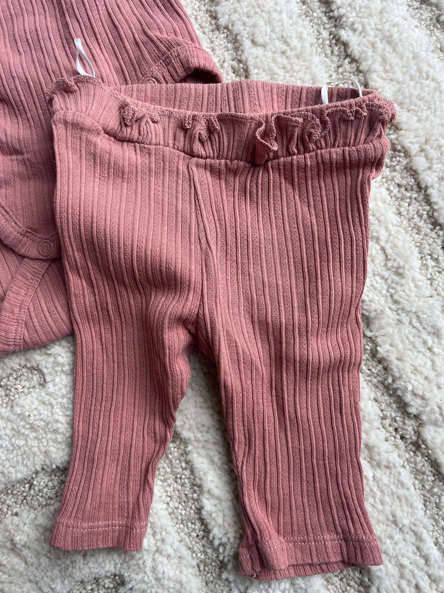 Ensemble body + legging côtelé et volanté H&M - naissance (50cm)