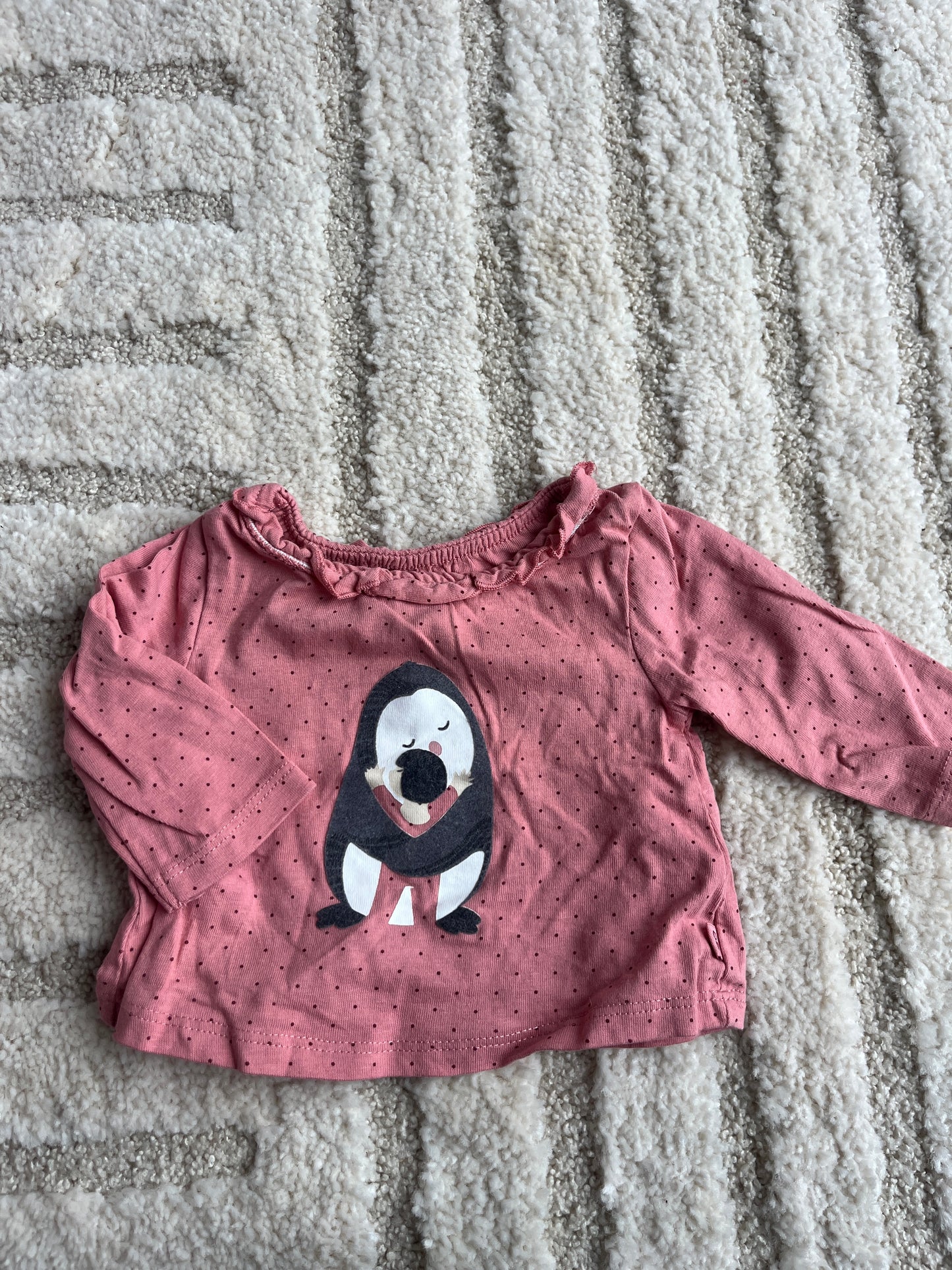 T-shirt à manches longues rose à pois motif pingouin avec col volanté - 1 mois