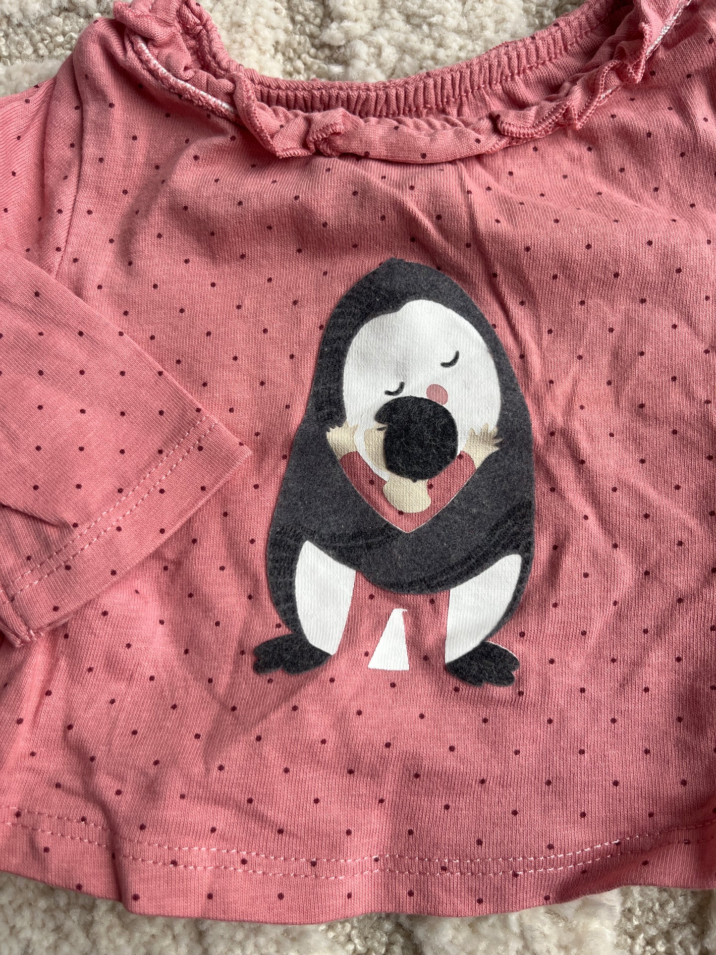 T-shirt à manches longues rose à pois motif pingouin avec col volanté - 1 mois