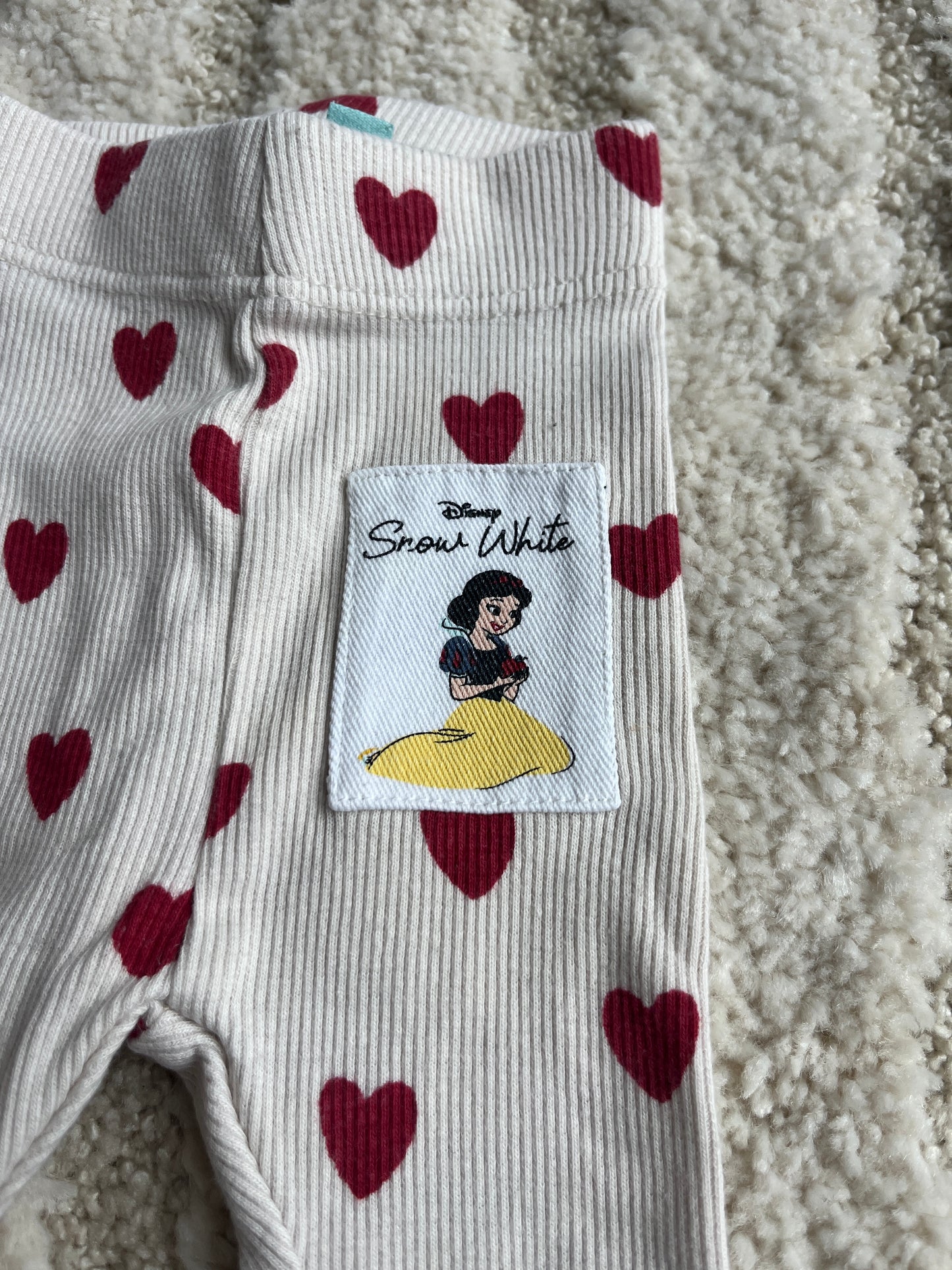 Legging côtelé beige à cœurs rouges Blanche-Neige - 1 mois
