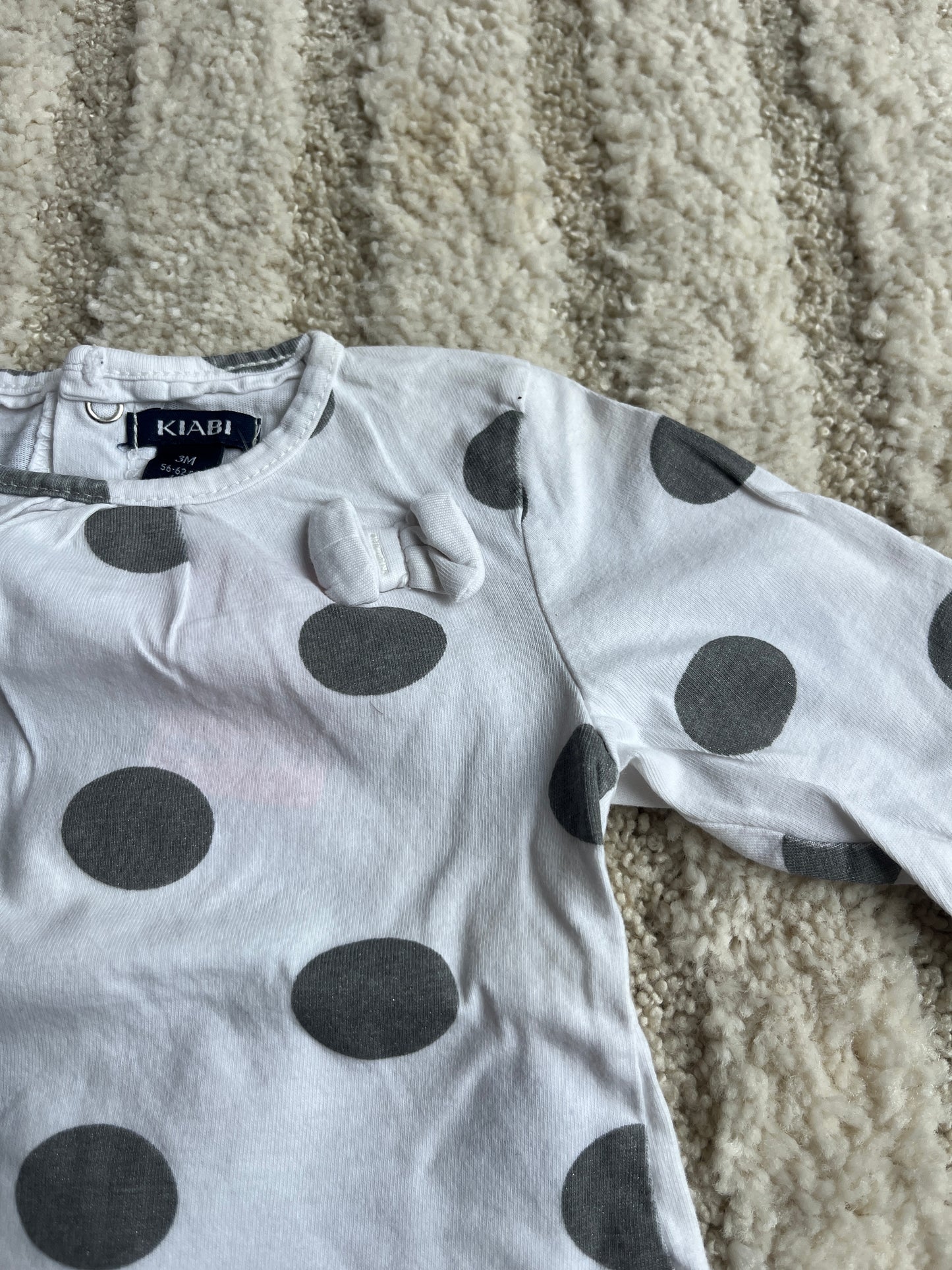 T-shirt à manches longues blanc à pois gris et noeud en relief - 3 mois