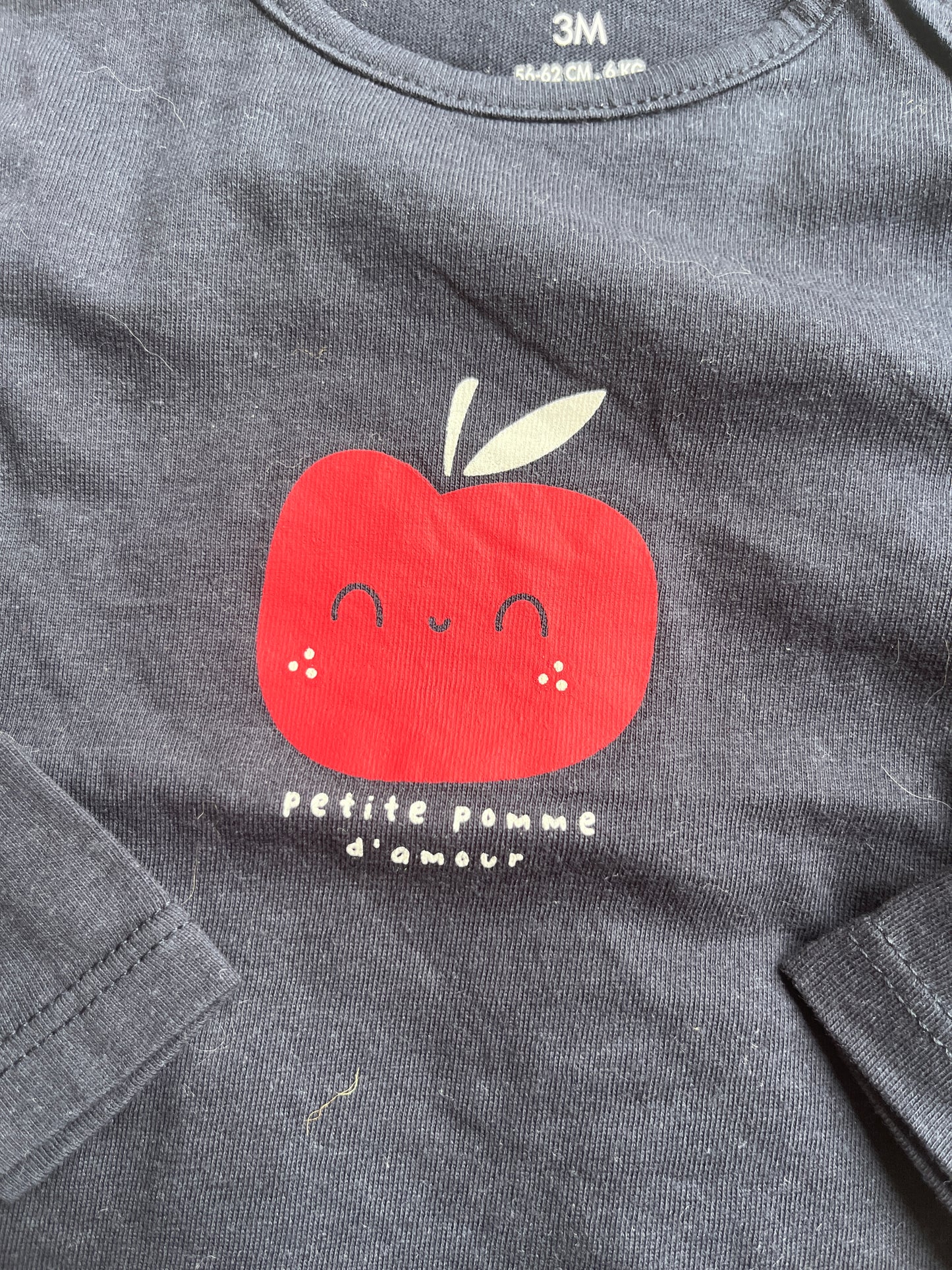 T-shirt à manches longues bleu marine « petite pomme d’amour » - 3 mois