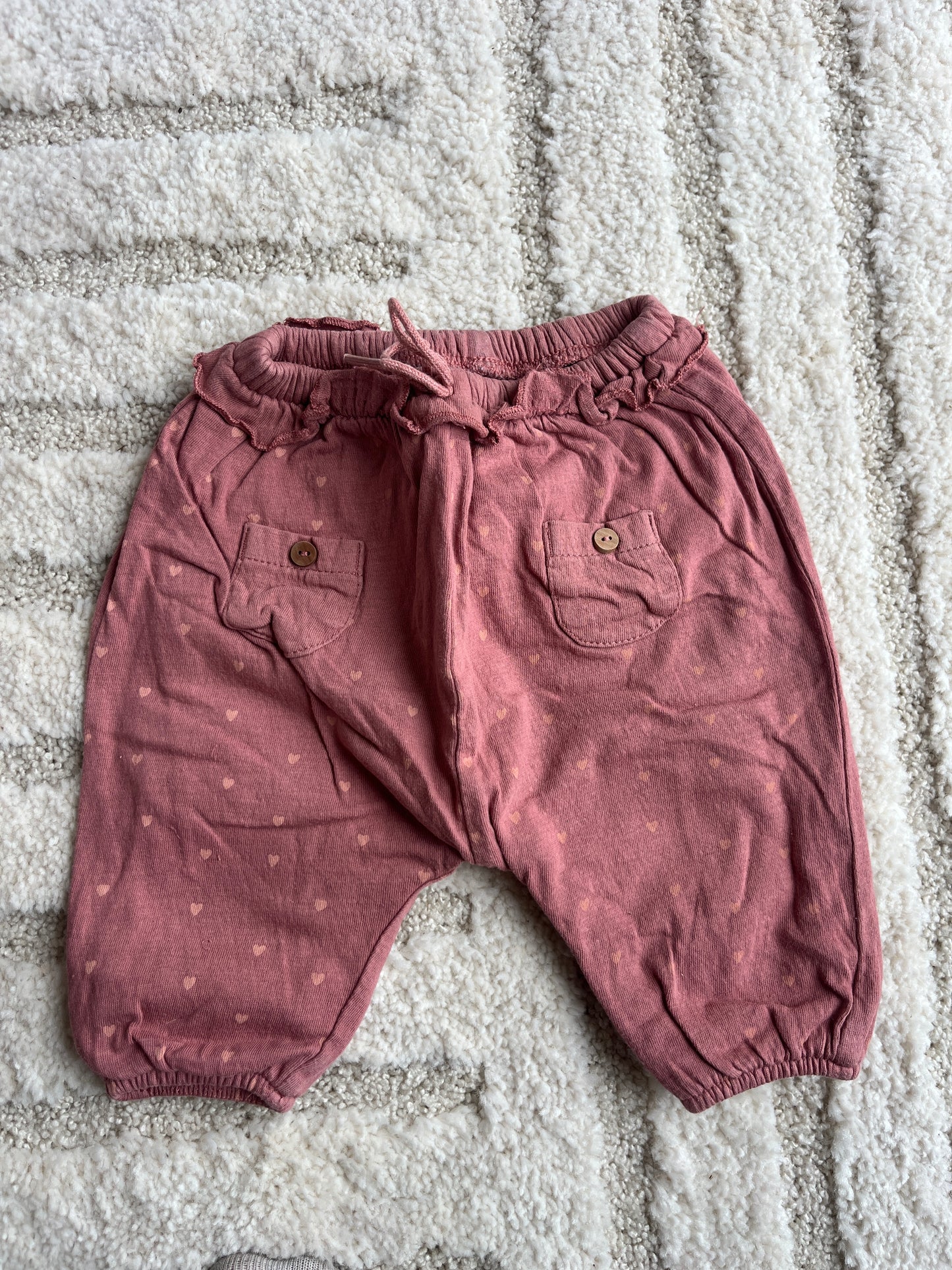 Pantalon rose poudré avec motifs cœurs et poches - 3 mois