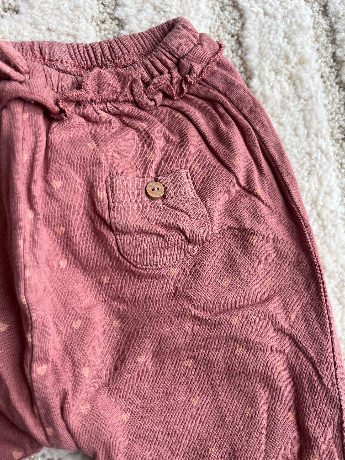 Pantalon rose poudré avec motifs cœurs et poches - 3 mois
