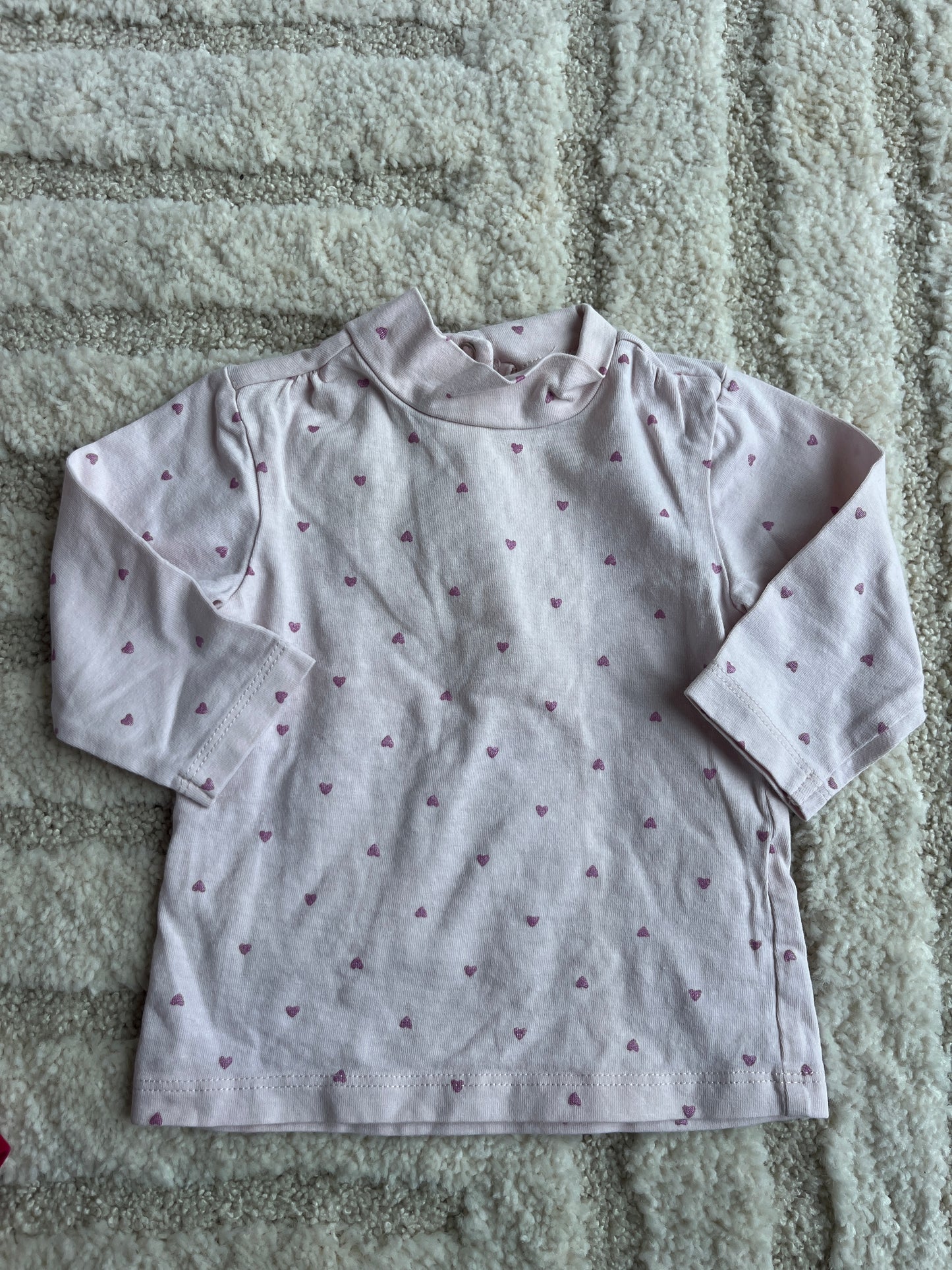 T-shirt à manches longues rose pale avec motifs cœurs et petit col roulé - 3 mois