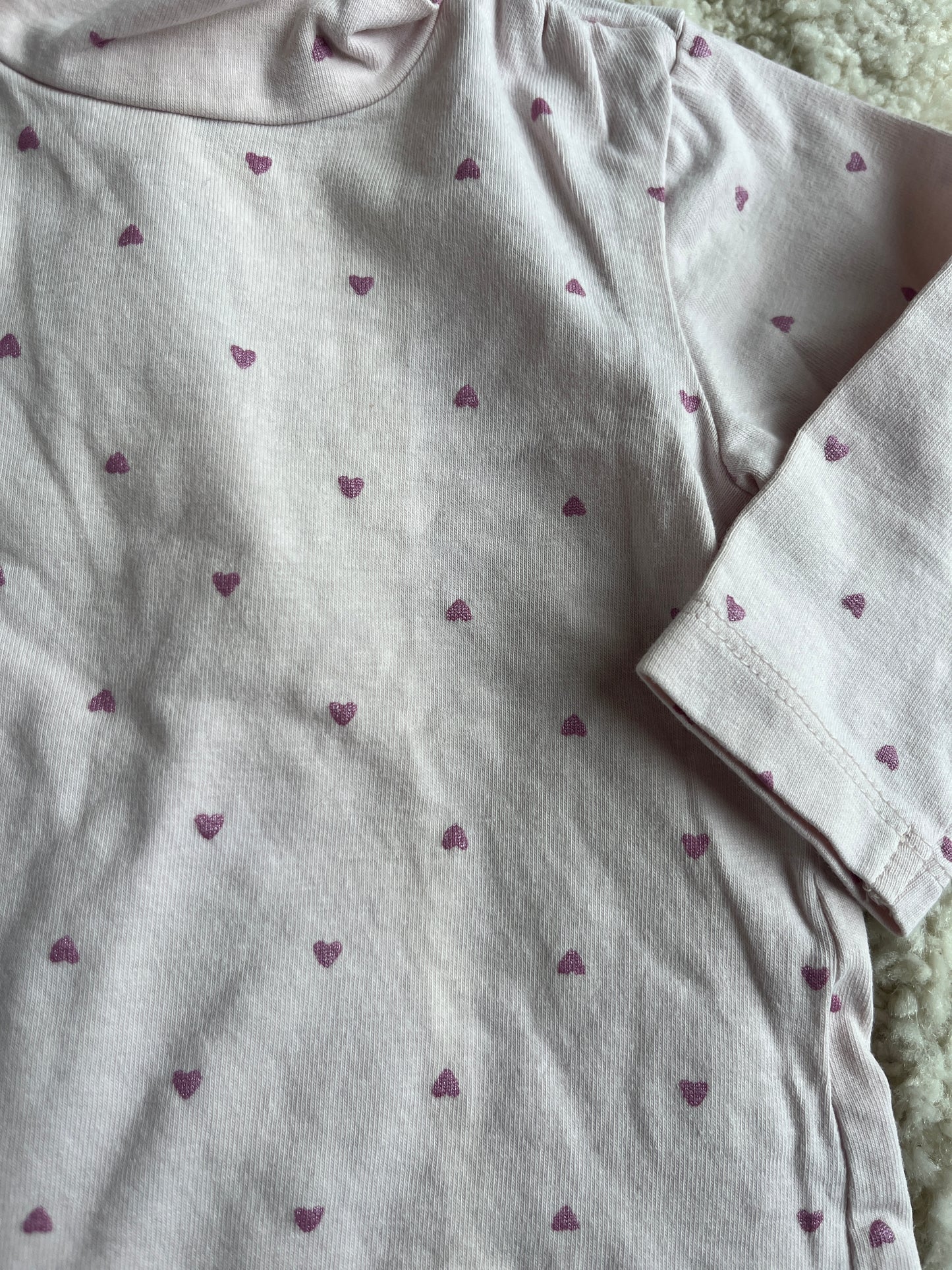 T-shirt à manches longues rose pale avec motifs cœurs et petit col roulé - 3 mois