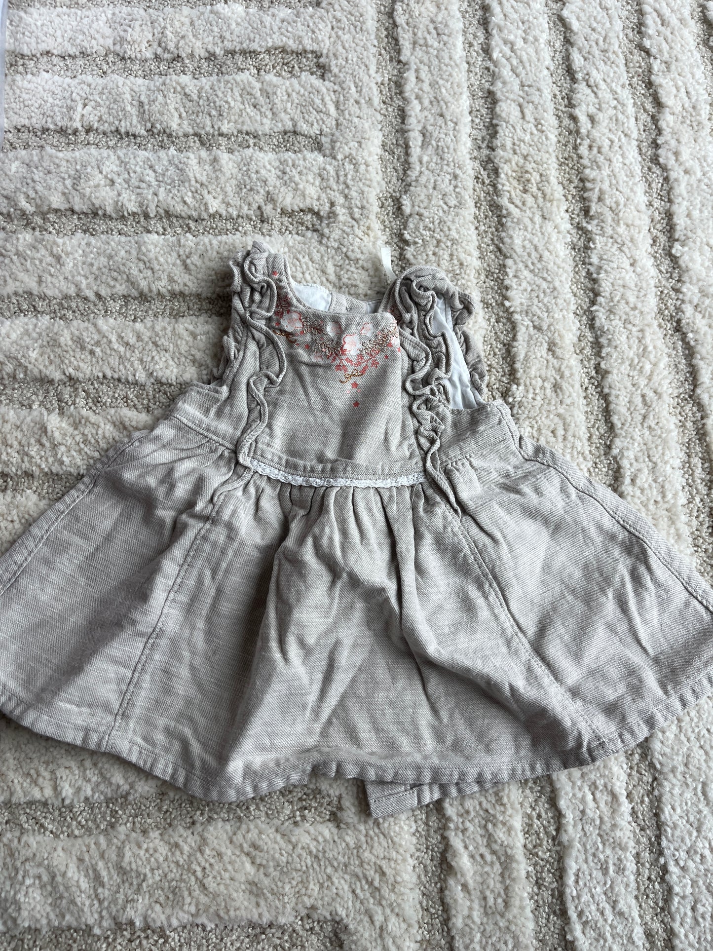 Robe sans manches volantées effet lin en beige avec fleurs paillettées - 3 mois