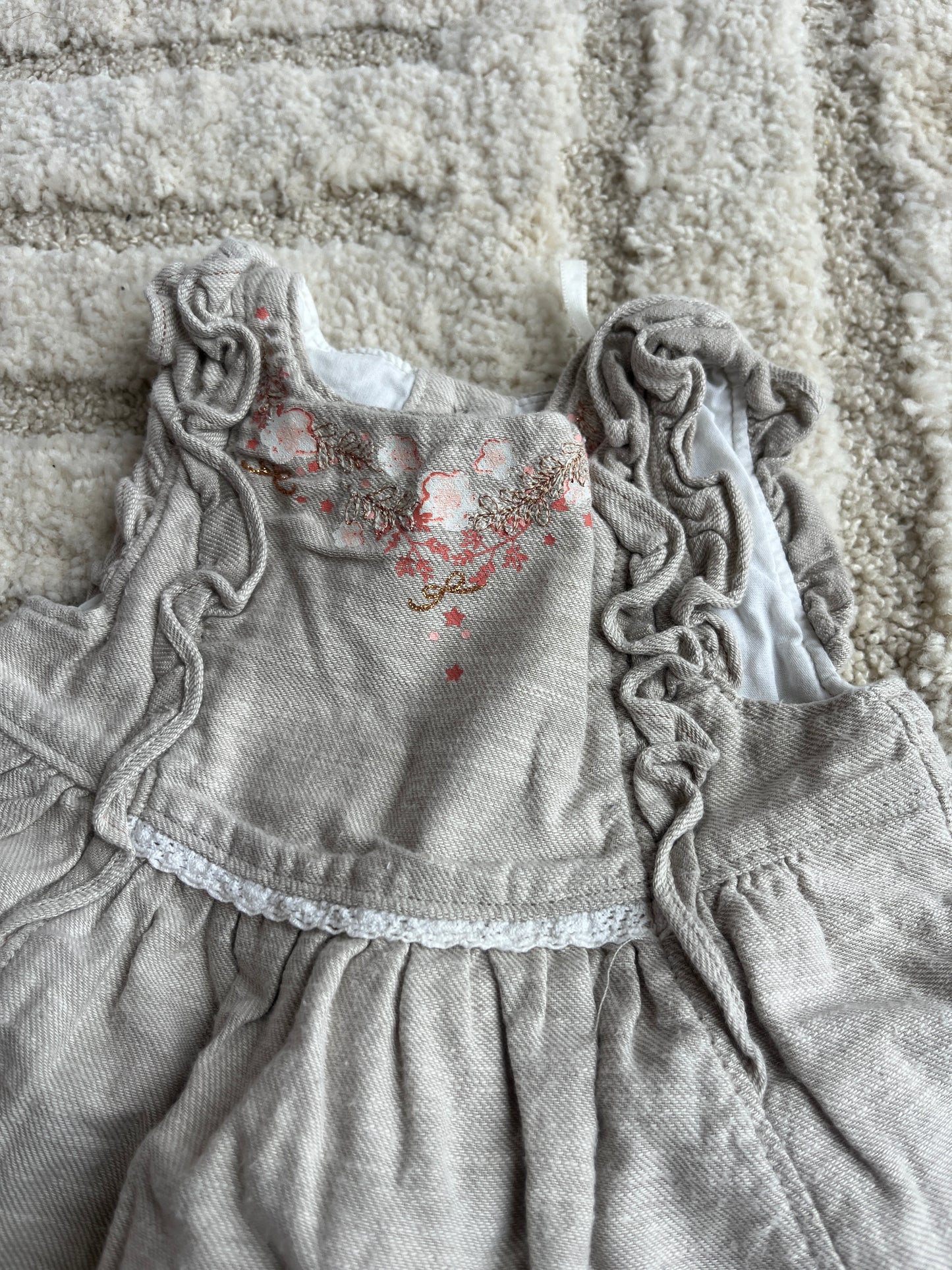 Robe sans manches volantées effet lin en beige avec fleurs paillettées - 3 mois