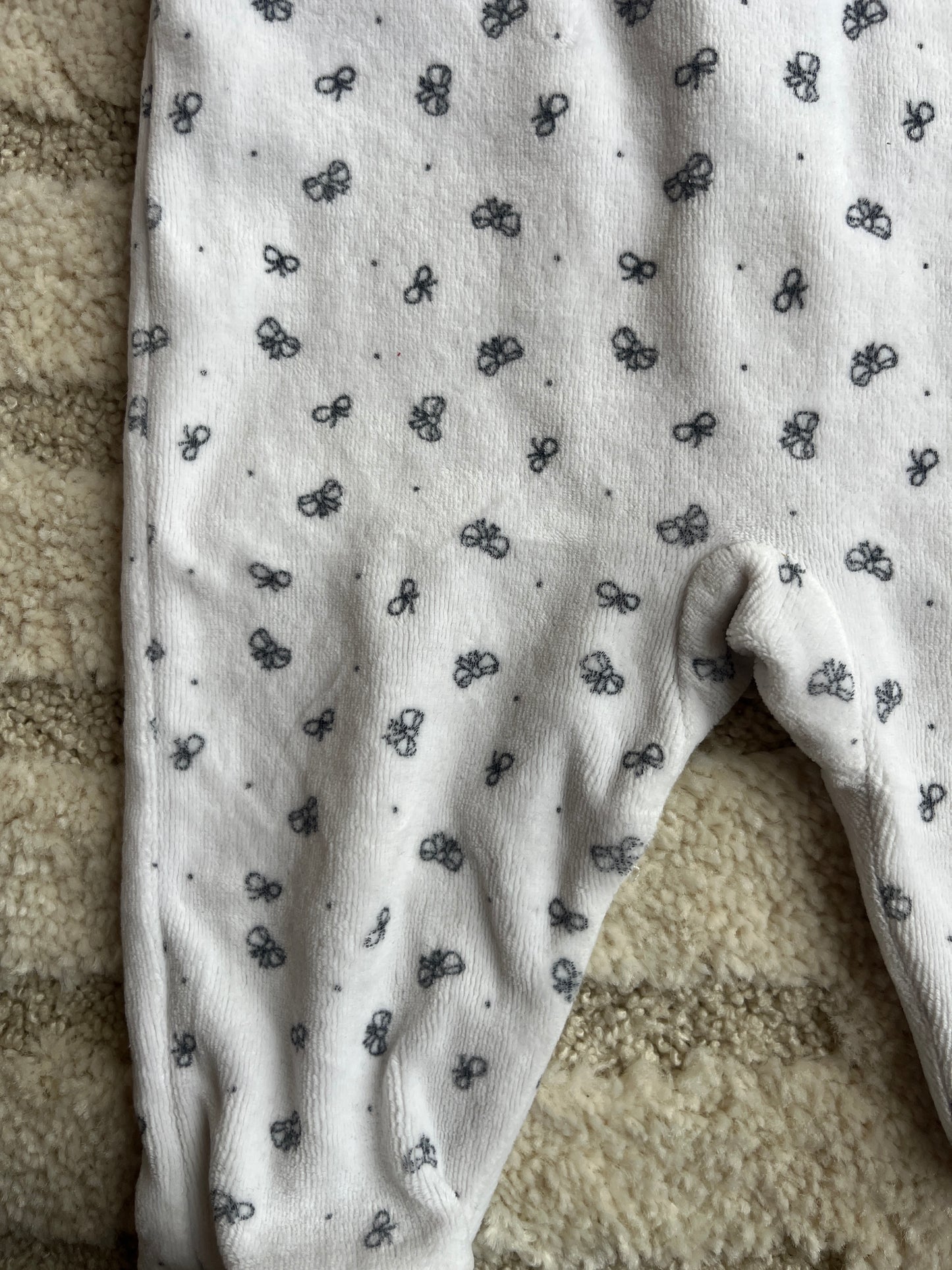 Pyjama velours blanc motifs nœuds noirs avec recette Absorba - 3 mois