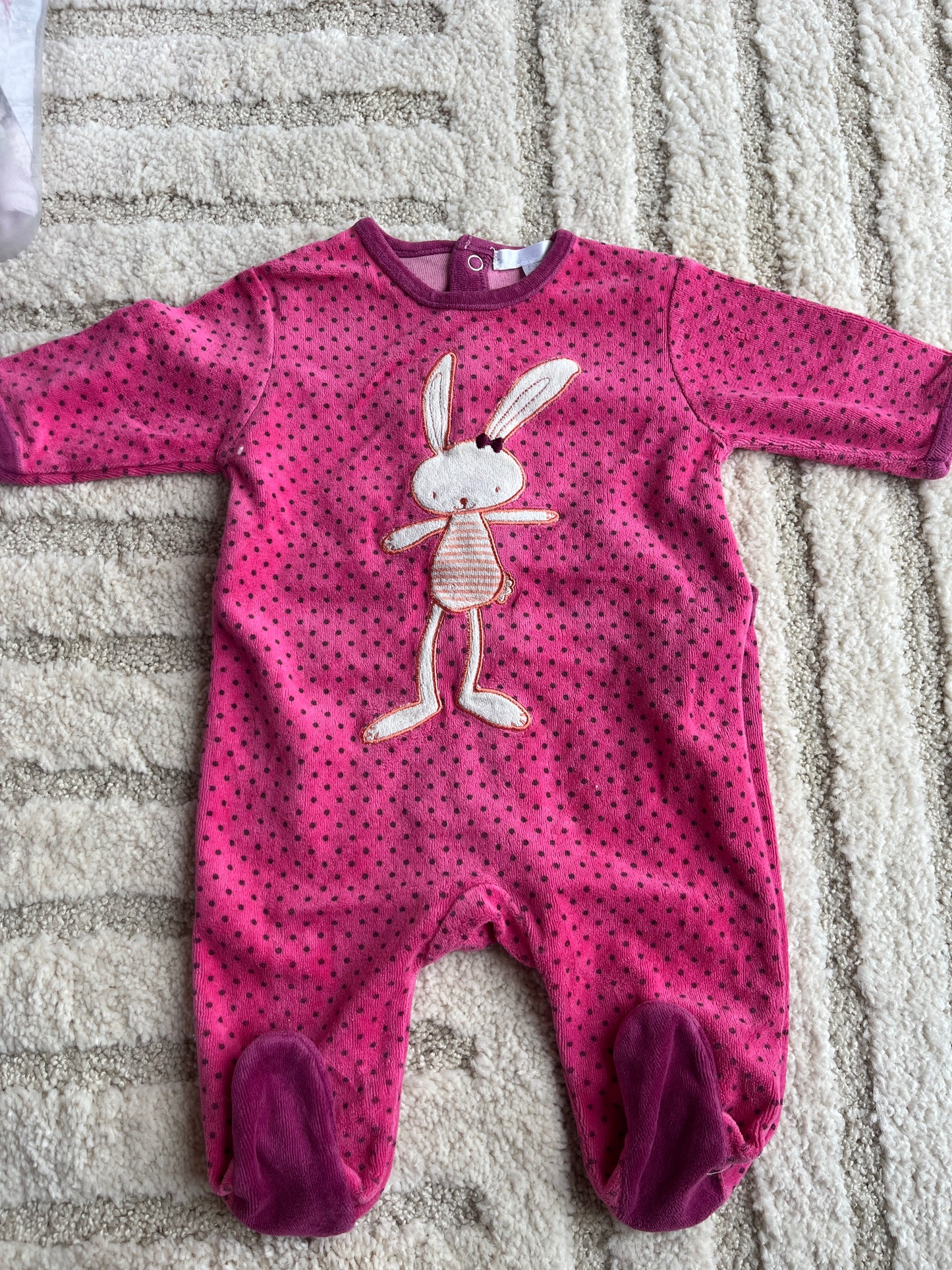 Pyjama velours rose à pois noirs motif lapin - 3 mois