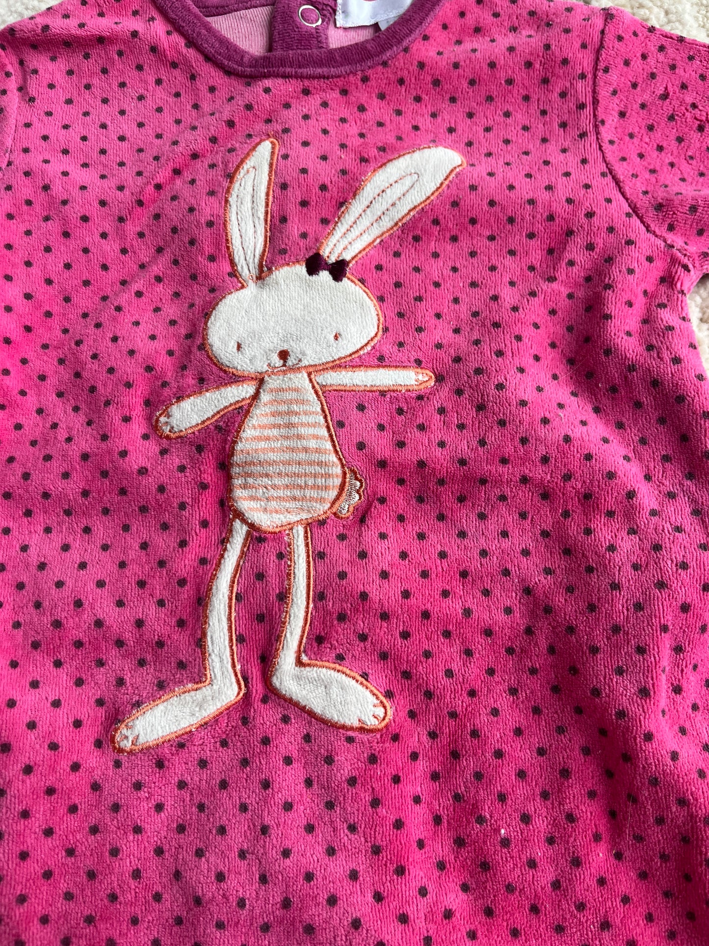 Pyjama velours rose à pois noirs motif lapin - 3 mois