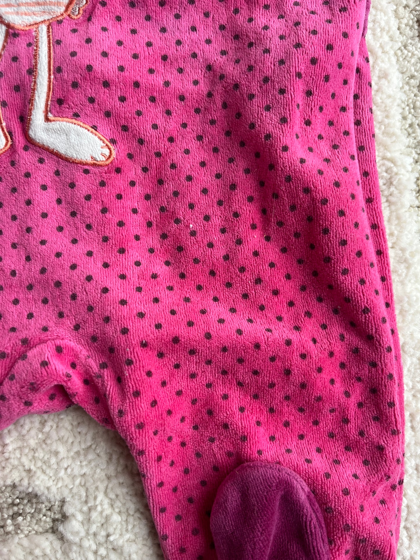 Pyjama velours rose à pois noirs motif lapin - 3 mois