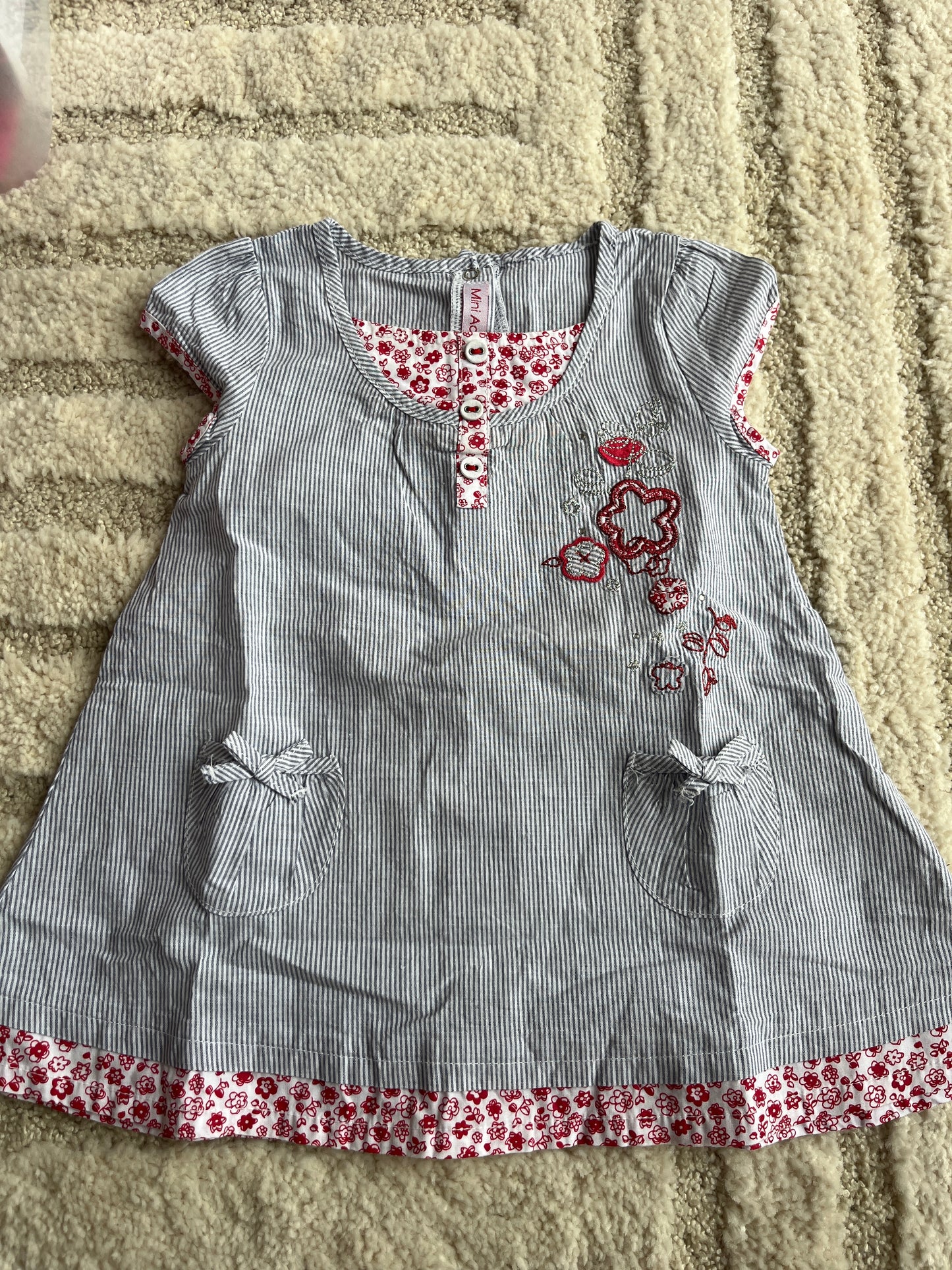 Robe à manches courtes rayée noir et blanche avec fleurs rouges - 3 mois