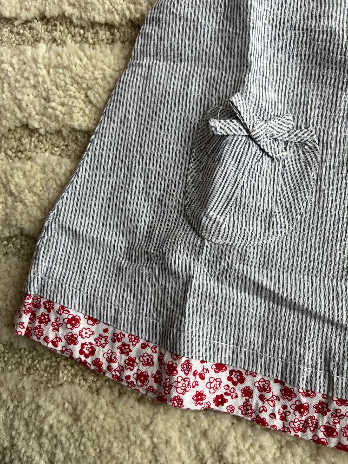 Robe à manches courtes rayée noir et blanche avec fleurs rouges - 3 mois