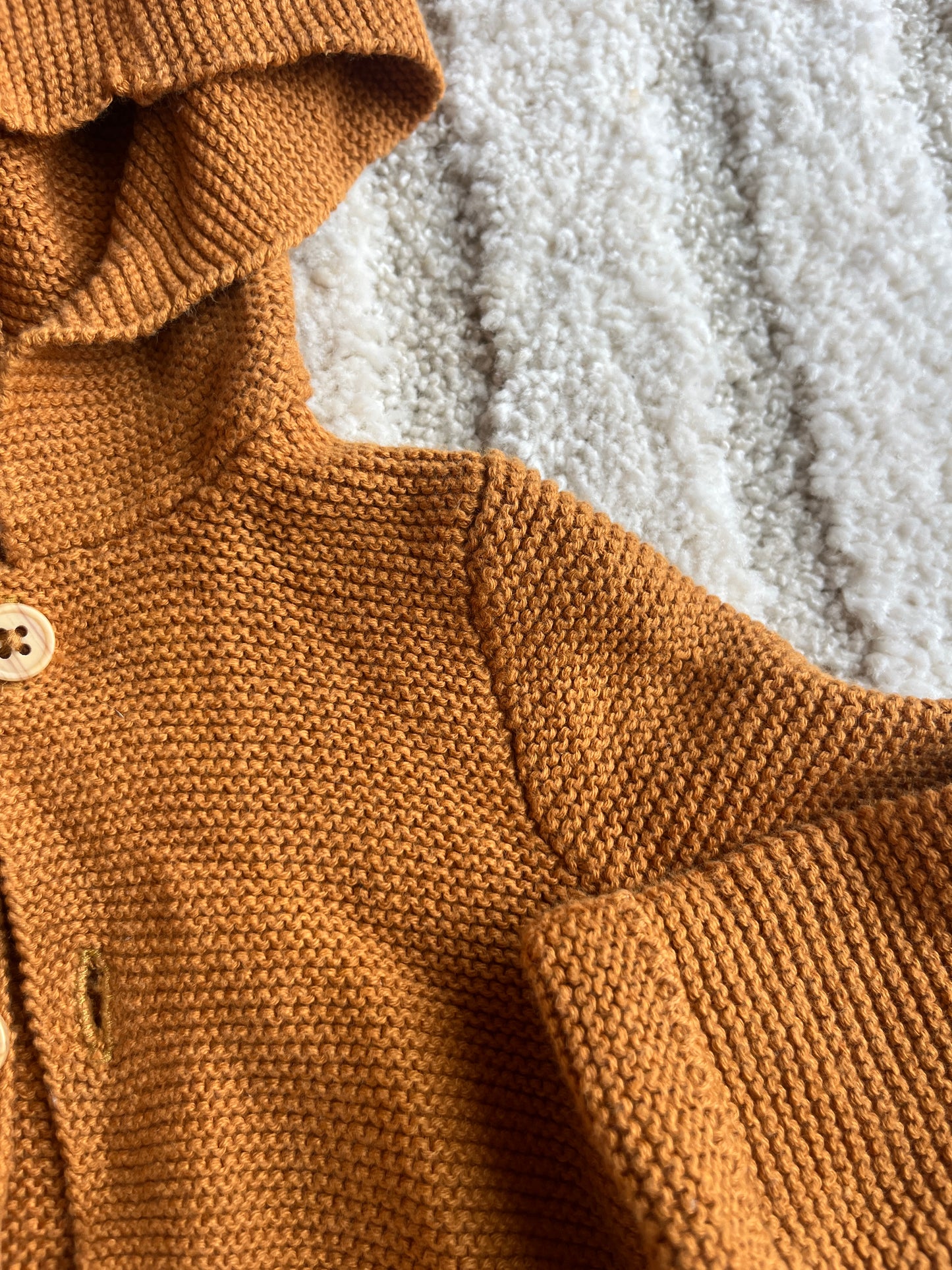 Veste en maille à capuche et à manches longues moutarde « mini nous » TAO - 3 mois