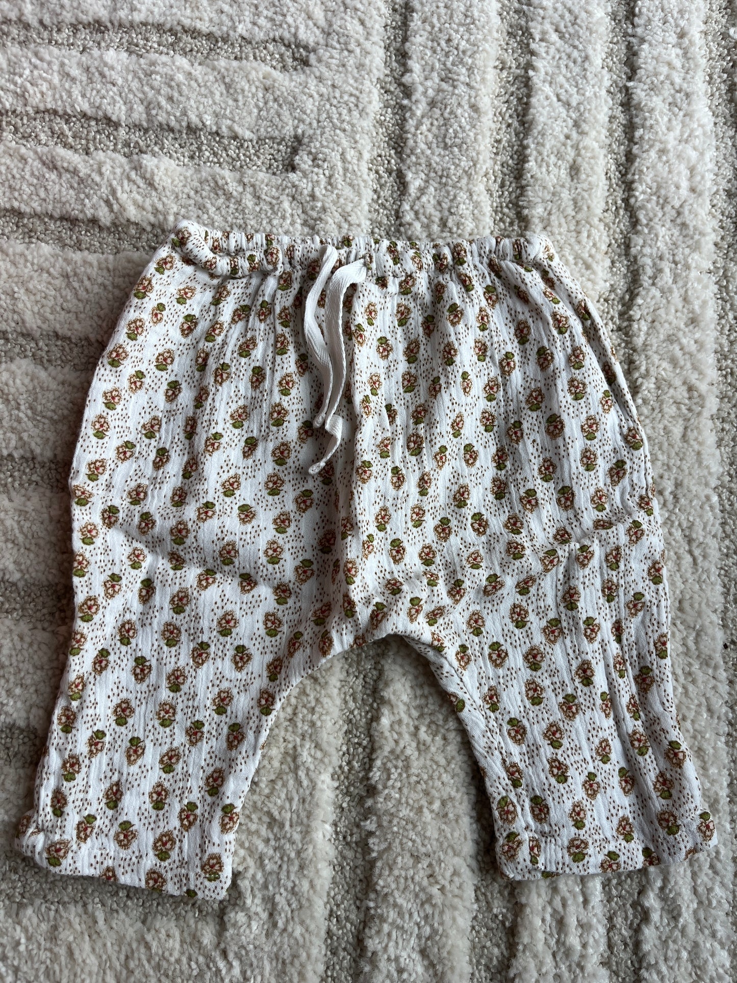 Pantalon léger crème avec fleurs blanches effet plissé Bout’chou - 3 mois