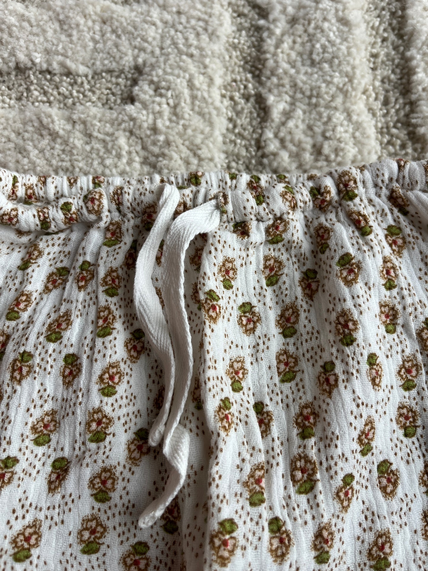 Pantalon léger crème avec fleurs blanches effet plissé Bout’chou - 3 mois