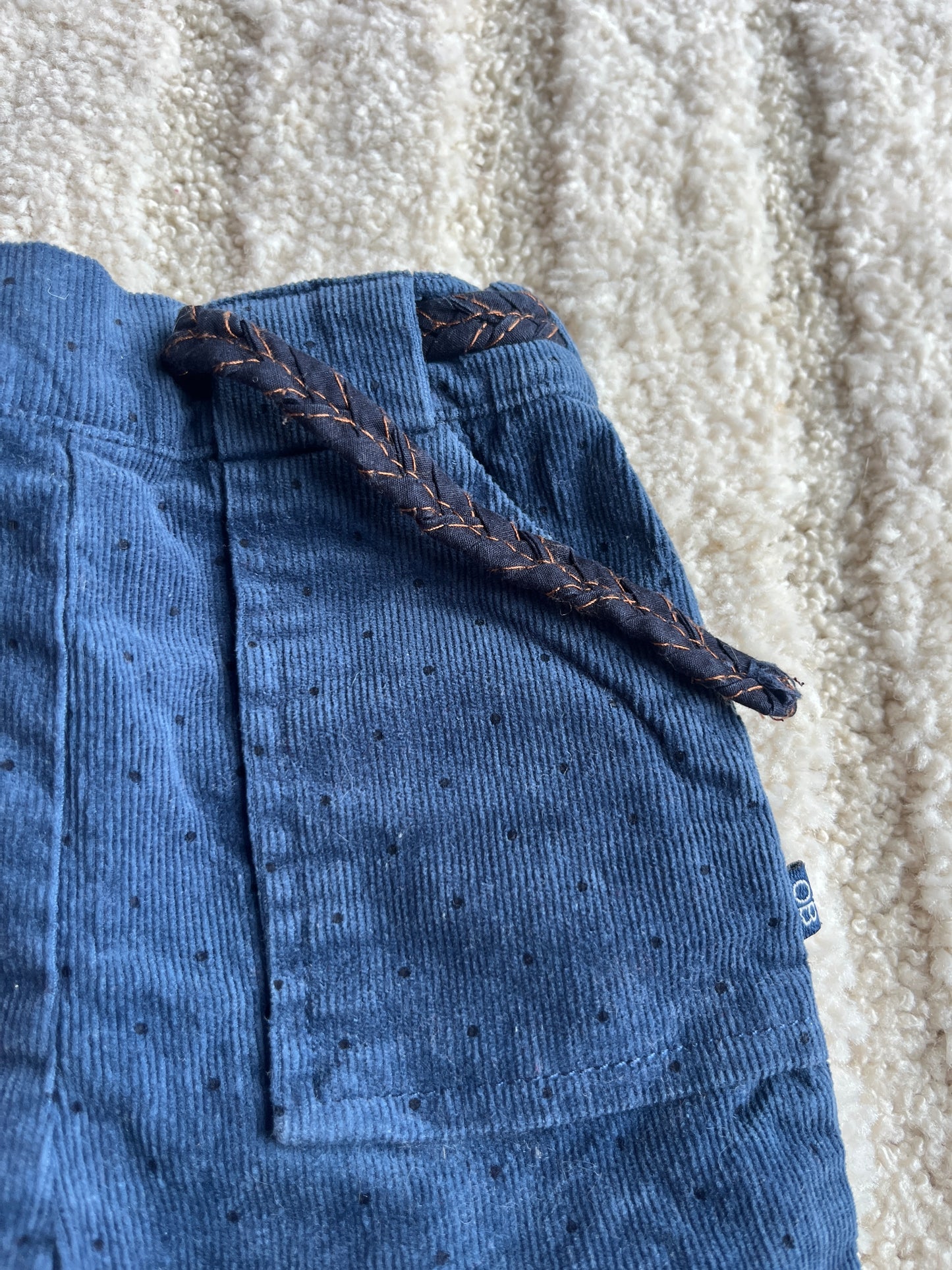 Pantalon ceinturé bleu velours côtelé à pois noirs - 3 mois