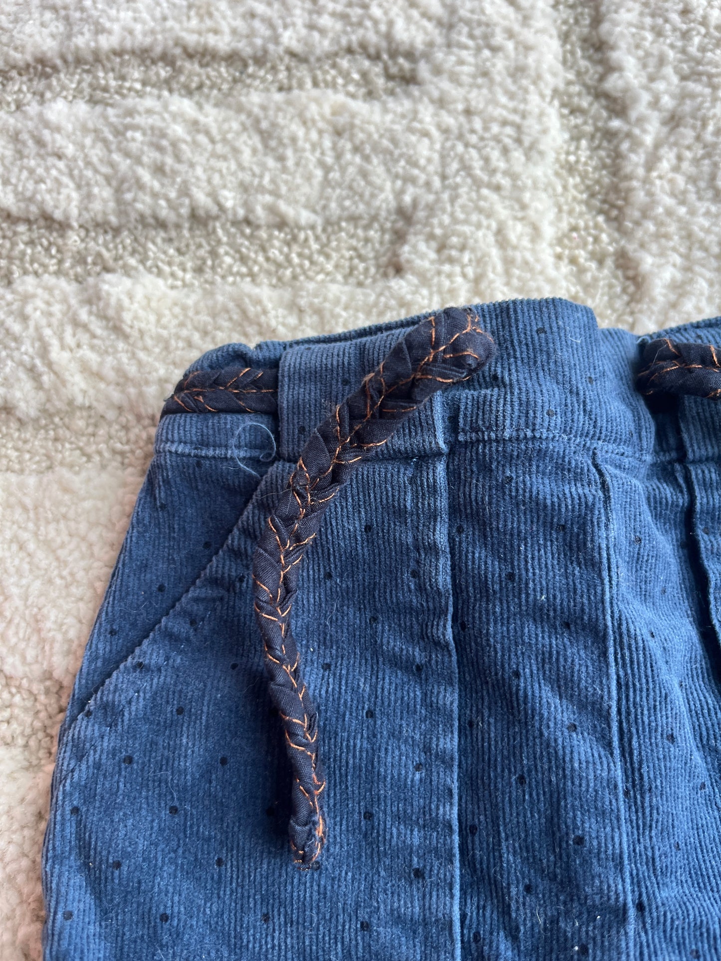 Pantalon ceinturé bleu velours côtelé à pois noirs - 3 mois