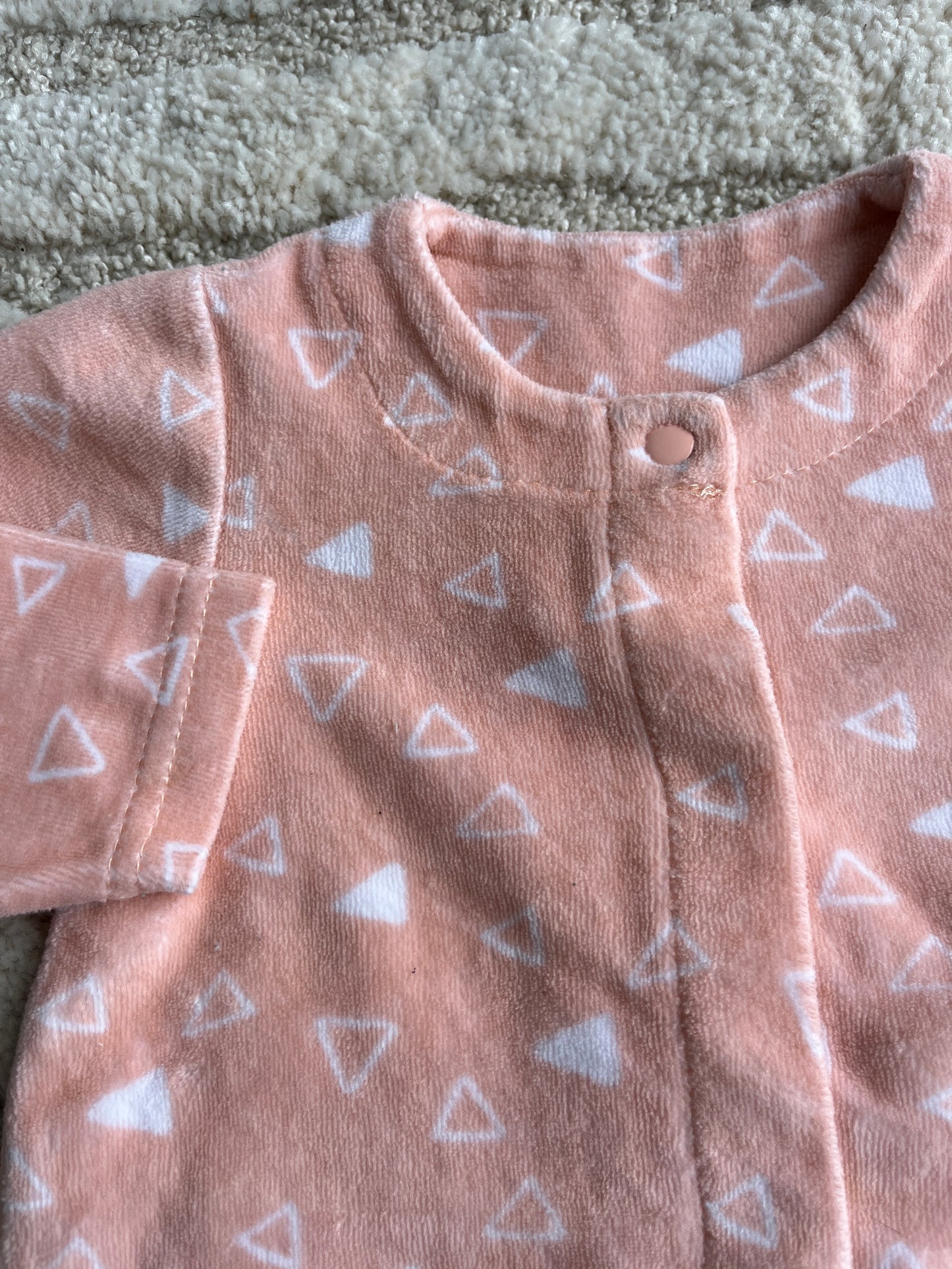 Pyjama velours rose motifs triangles blancs - 6 mois