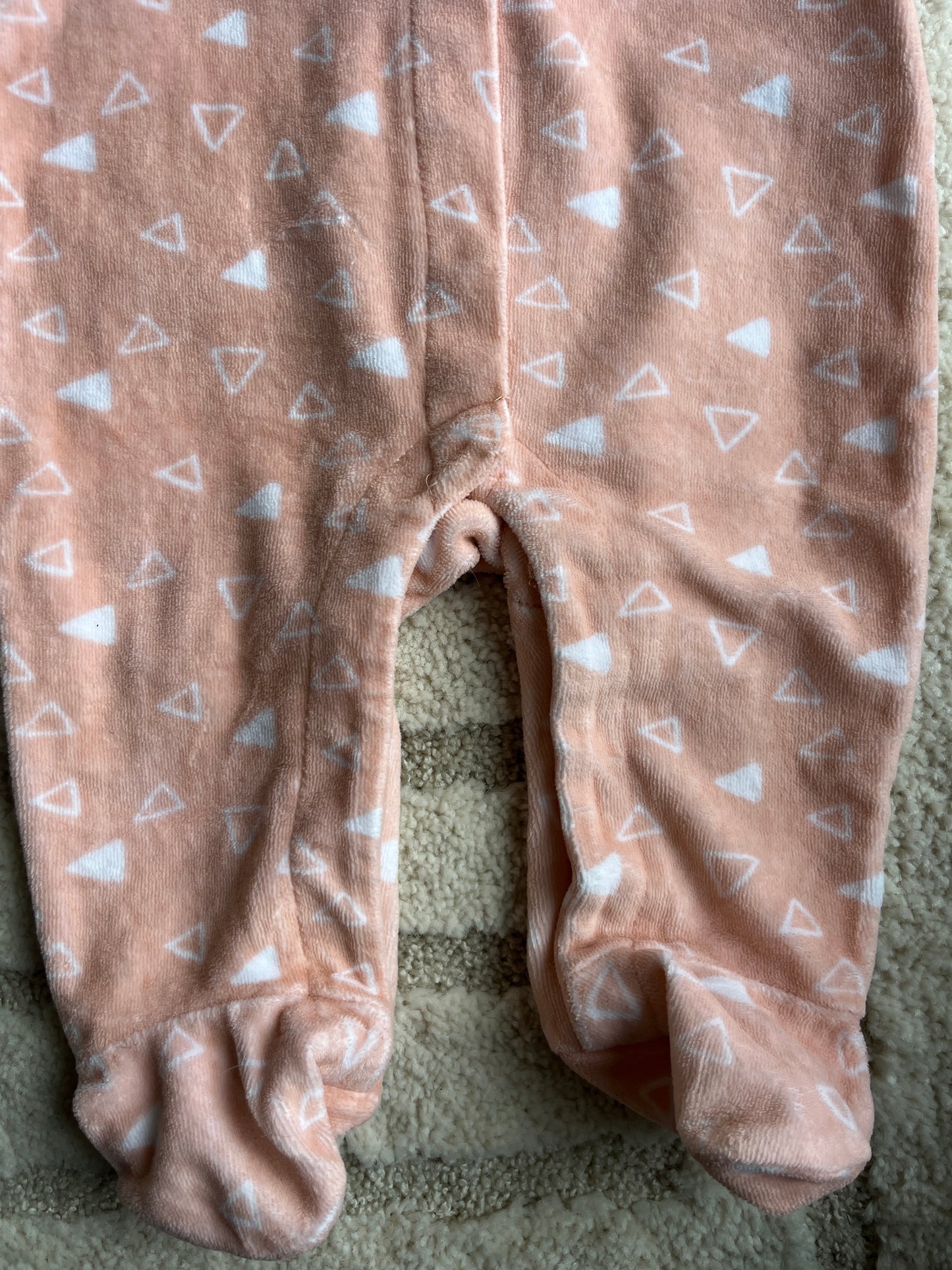 Pyjama velours rose motifs triangles blancs - 6 mois