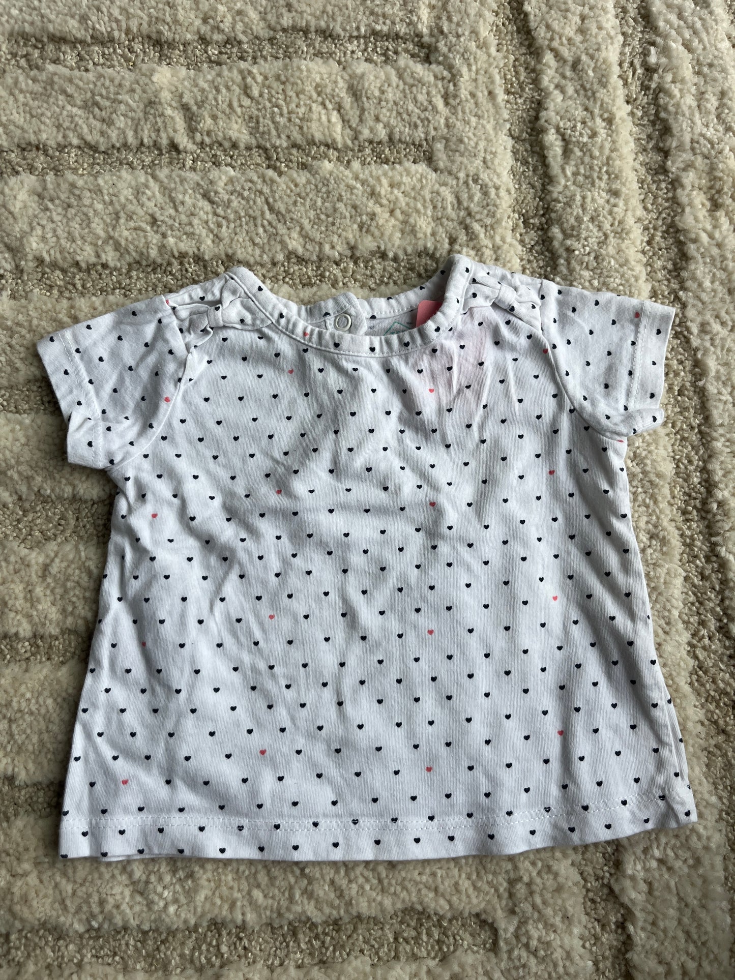 T-shirt à manches courtes blancs motifs cœurs noirs - 6 mois