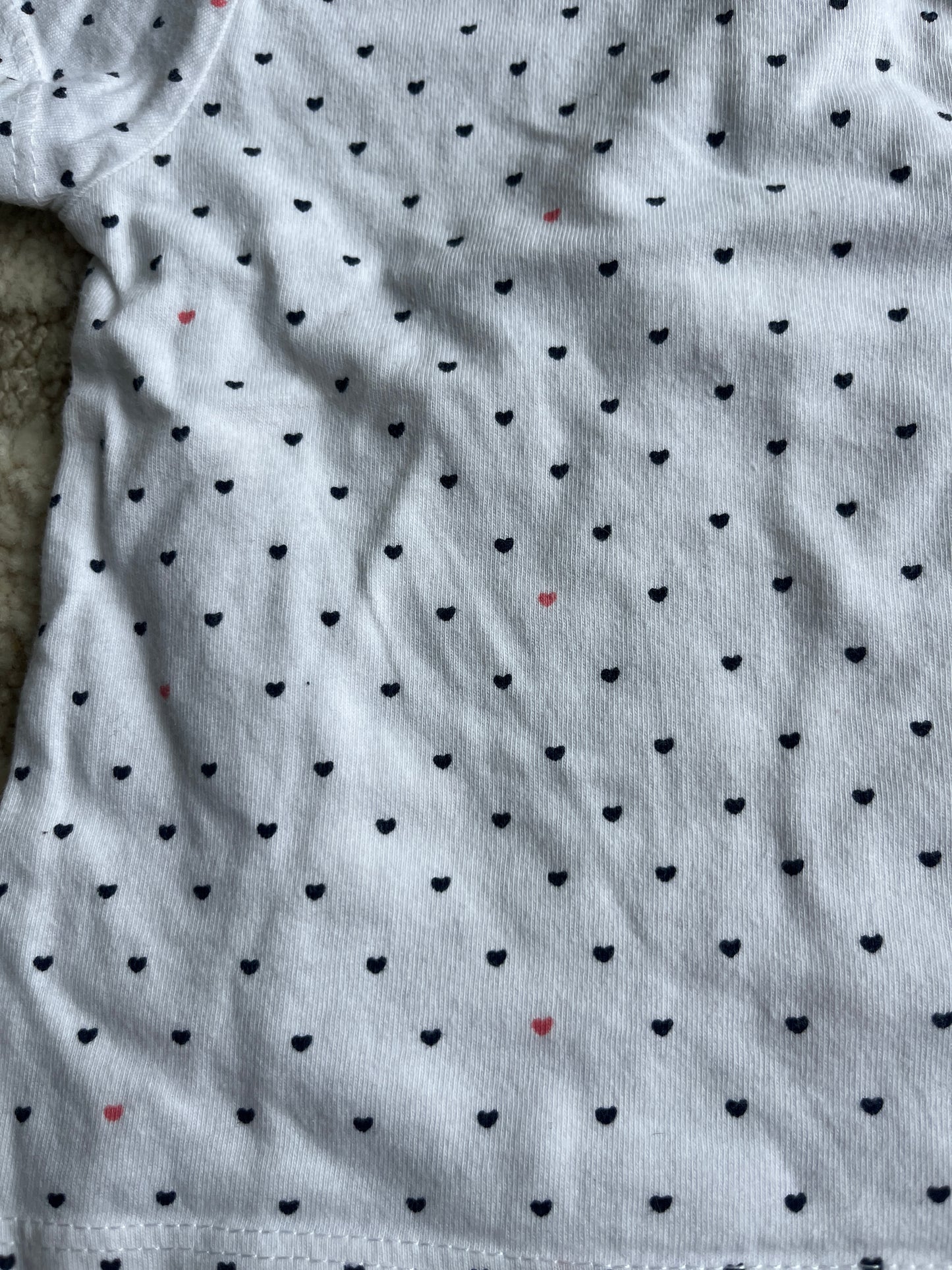 T-shirt à manches courtes blancs motifs cœurs noirs - 6 mois