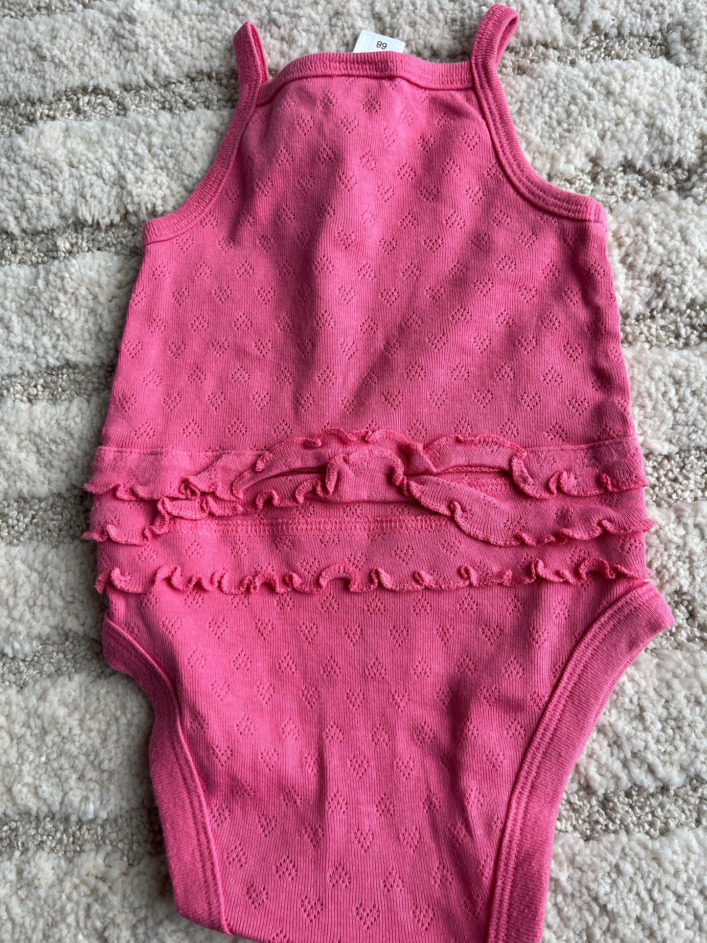 Body à bretelles rose avec broderies et volants - 68 cm