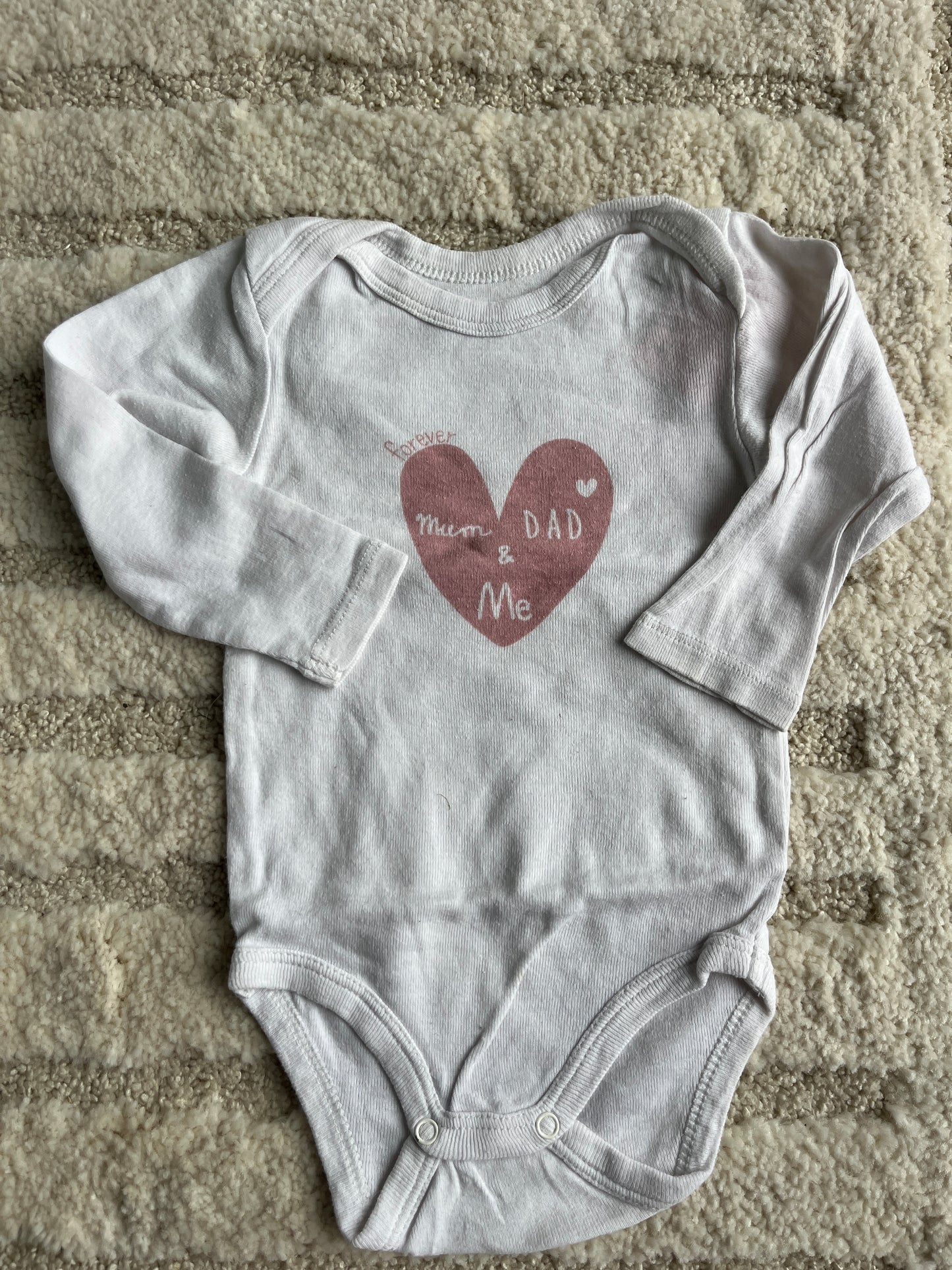 Body à manches longues blanc cœur rose « mum, dad & me » - 6 mois