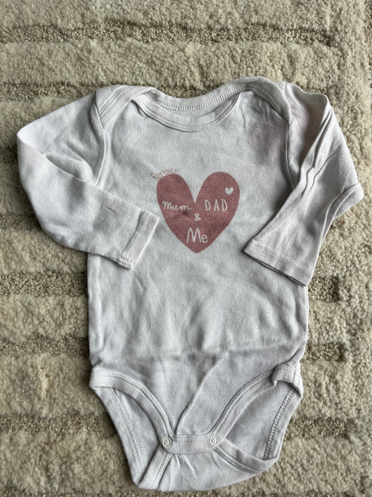 Body à manches longues blanc cœur rose « mum, dad & me » - 6 mois