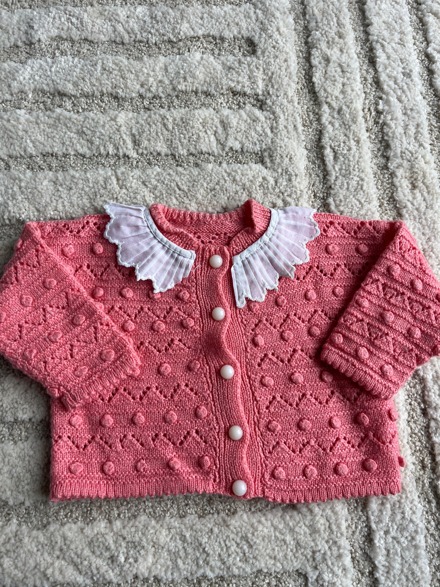 Cardigan à manches longues rose avec pois en relief et col Claudine en tissu - 6 mois