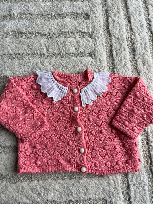 Cardigan à manches longues rose avec pois en relief et col Claudine en tissu - 6 mois