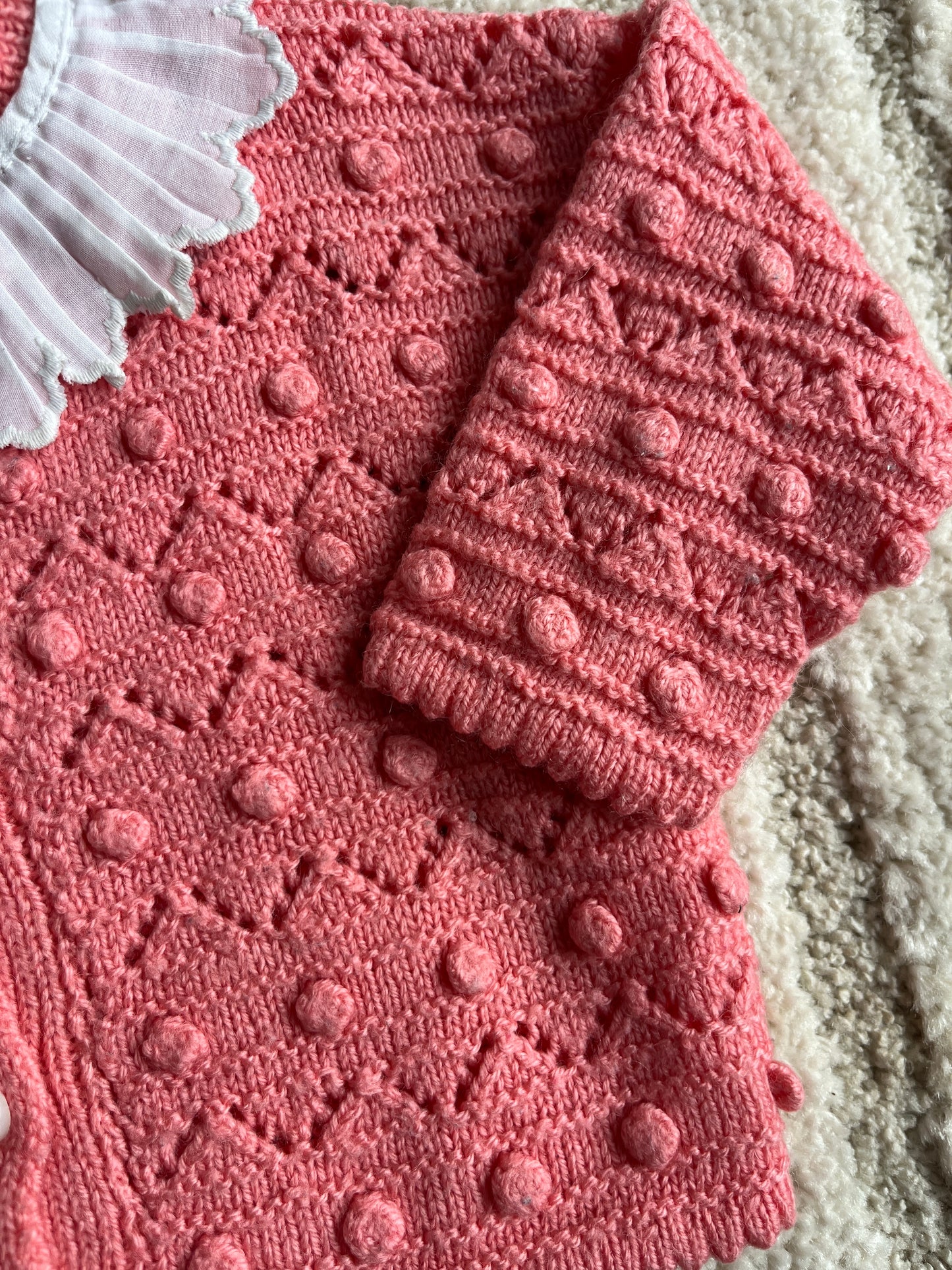 Cardigan à manches longues rose avec pois en relief et col Claudine en tissu - 6 mois