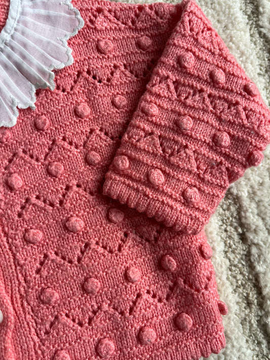 Cardigan à manches longues rose avec pois en relief et col Claudine en tissu - 6 mois