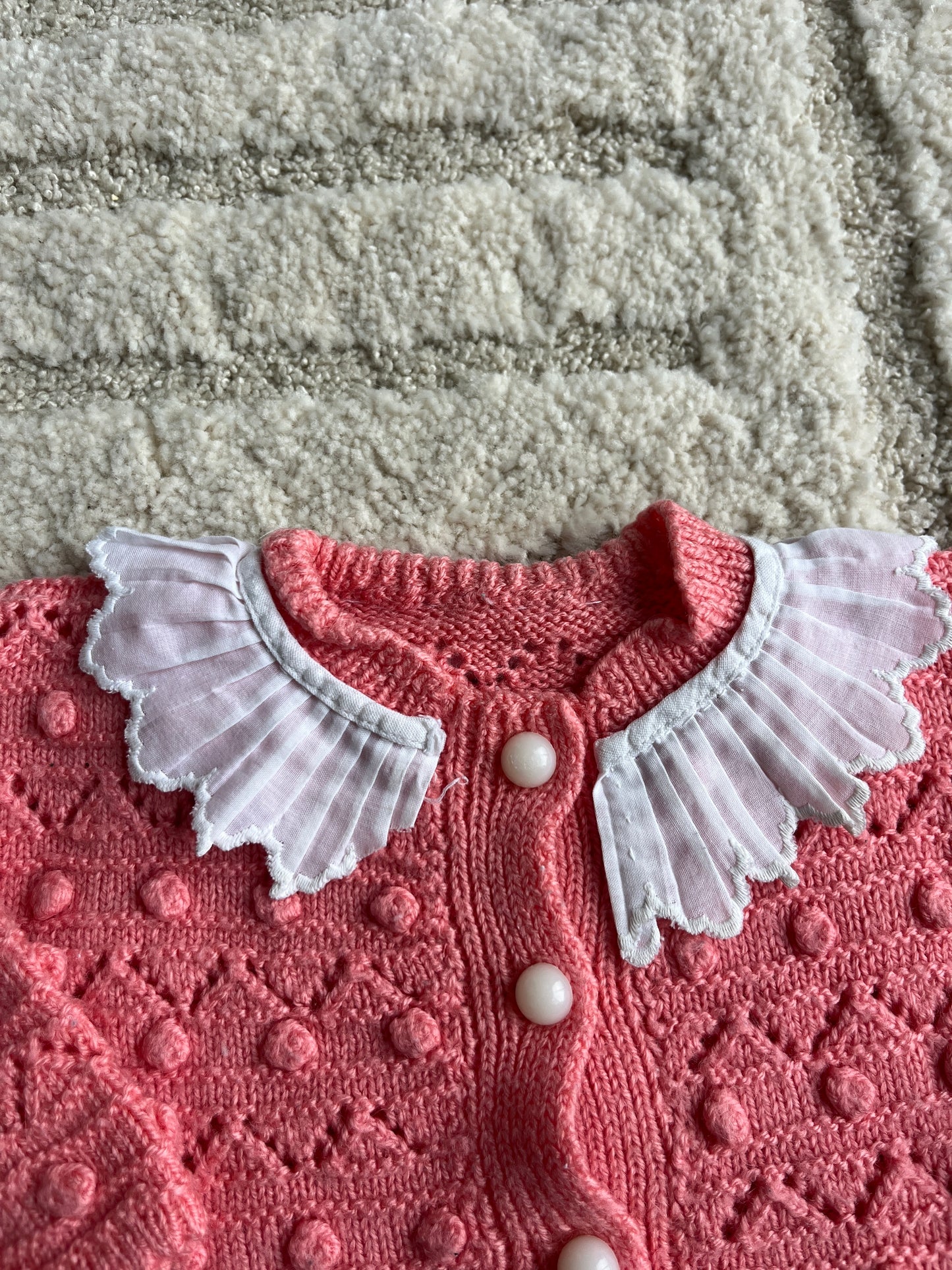 Cardigan à manches longues rose avec pois en relief et col Claudine en tissu - 6 mois