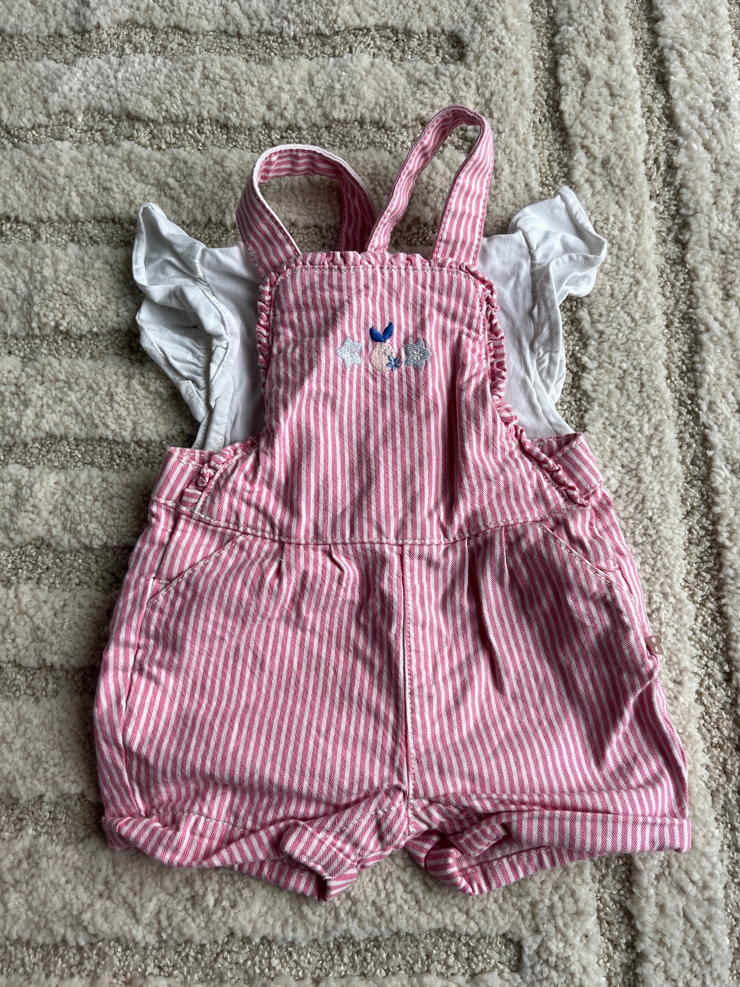 Ensemble salopette courte en jean à rayures roses + haut blanc - 6 mois