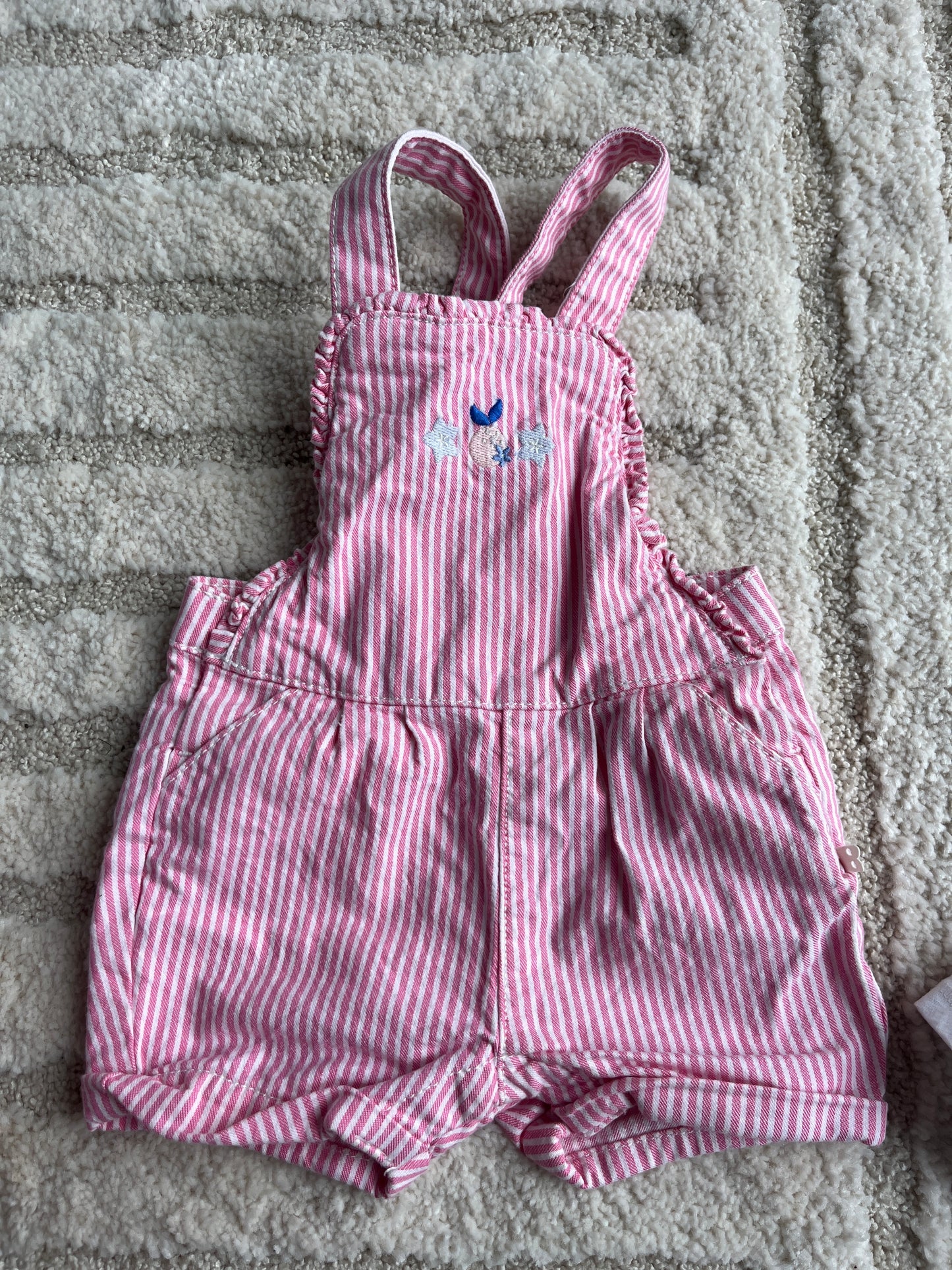 Ensemble salopette courte en jean à rayures roses + haut blanc - 6 mois