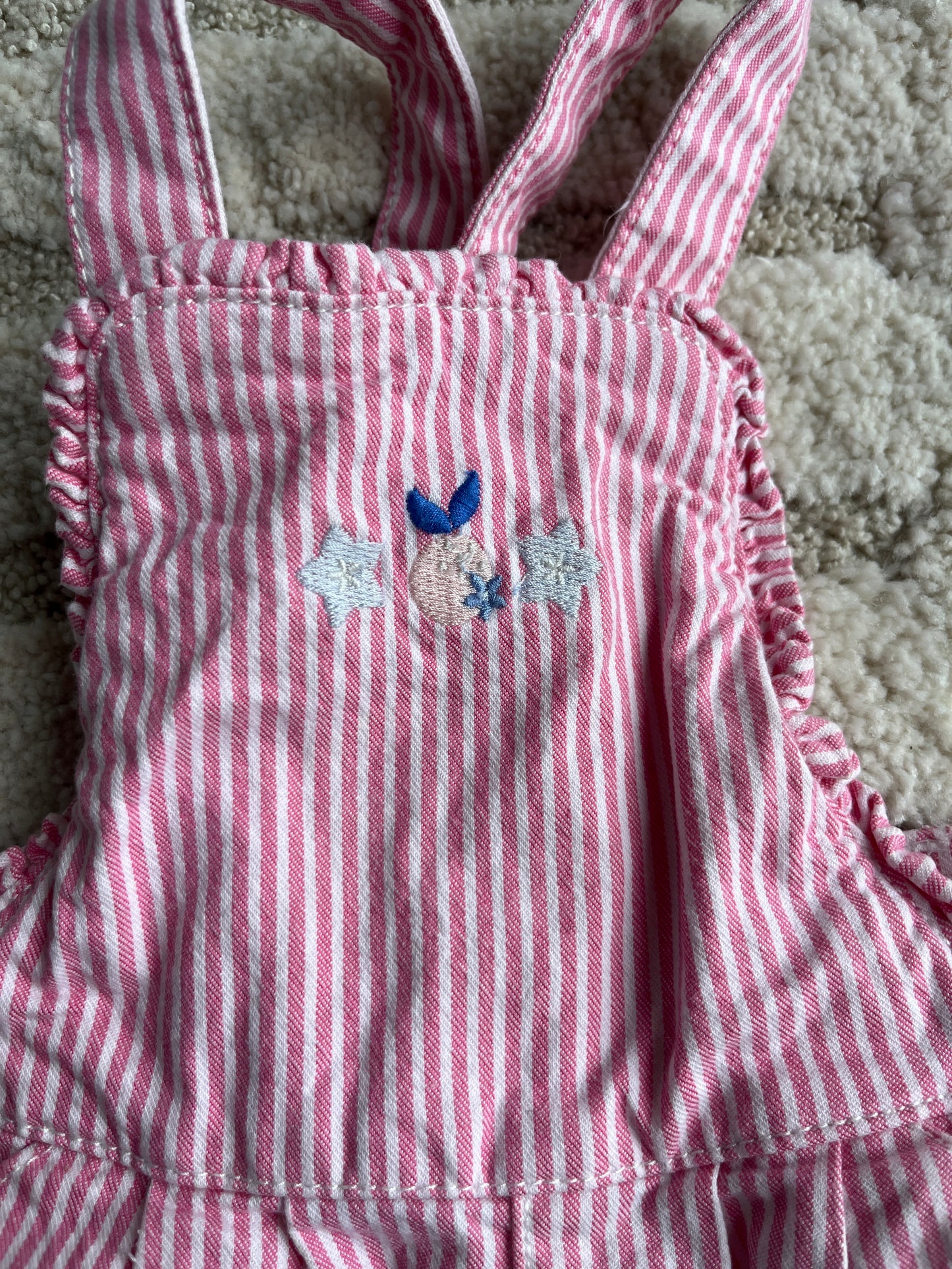 Ensemble salopette courte en jean à rayures roses + haut blanc - 6 mois