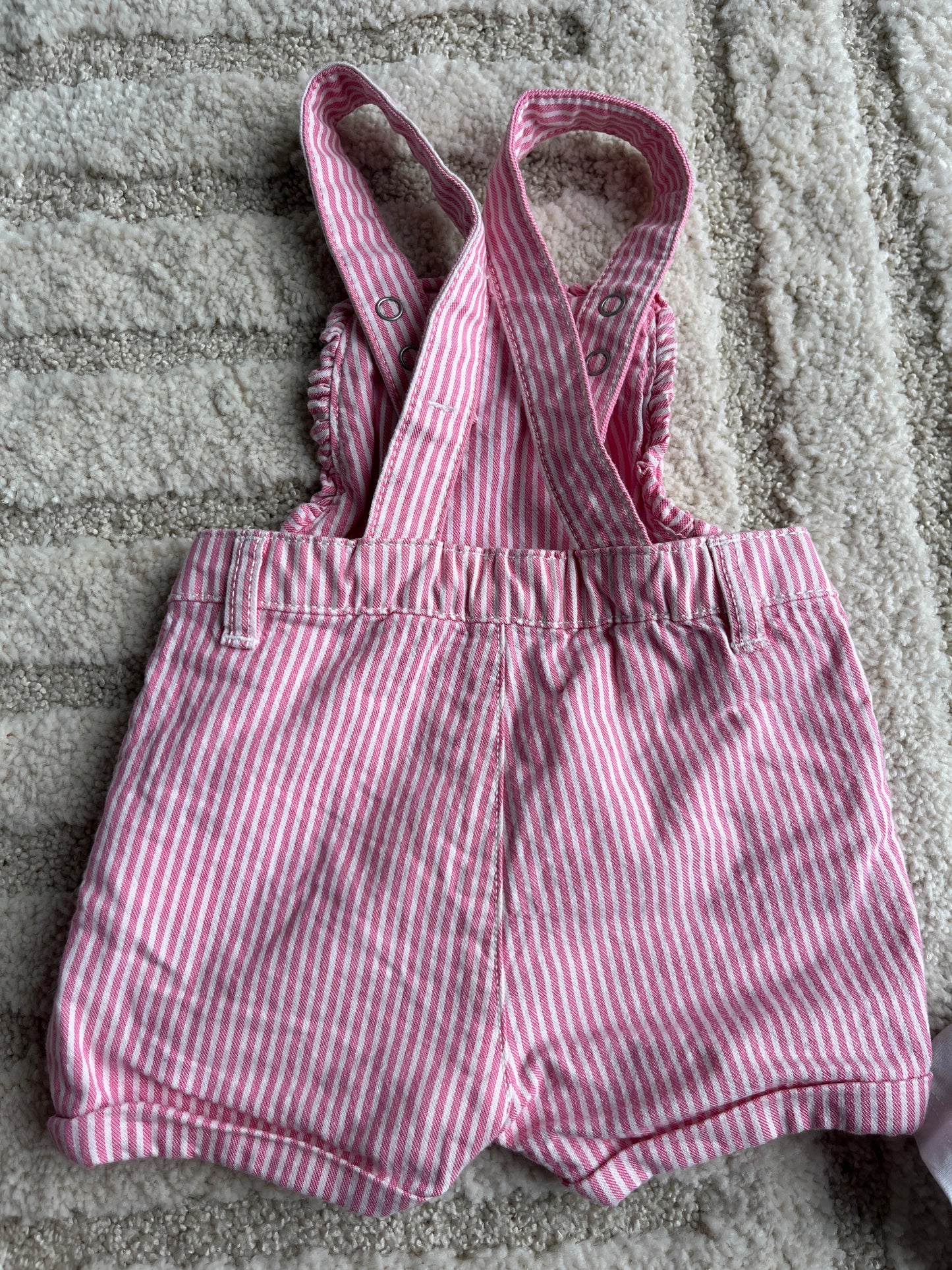Ensemble salopette courte en jean à rayures roses + haut blanc - 6 mois