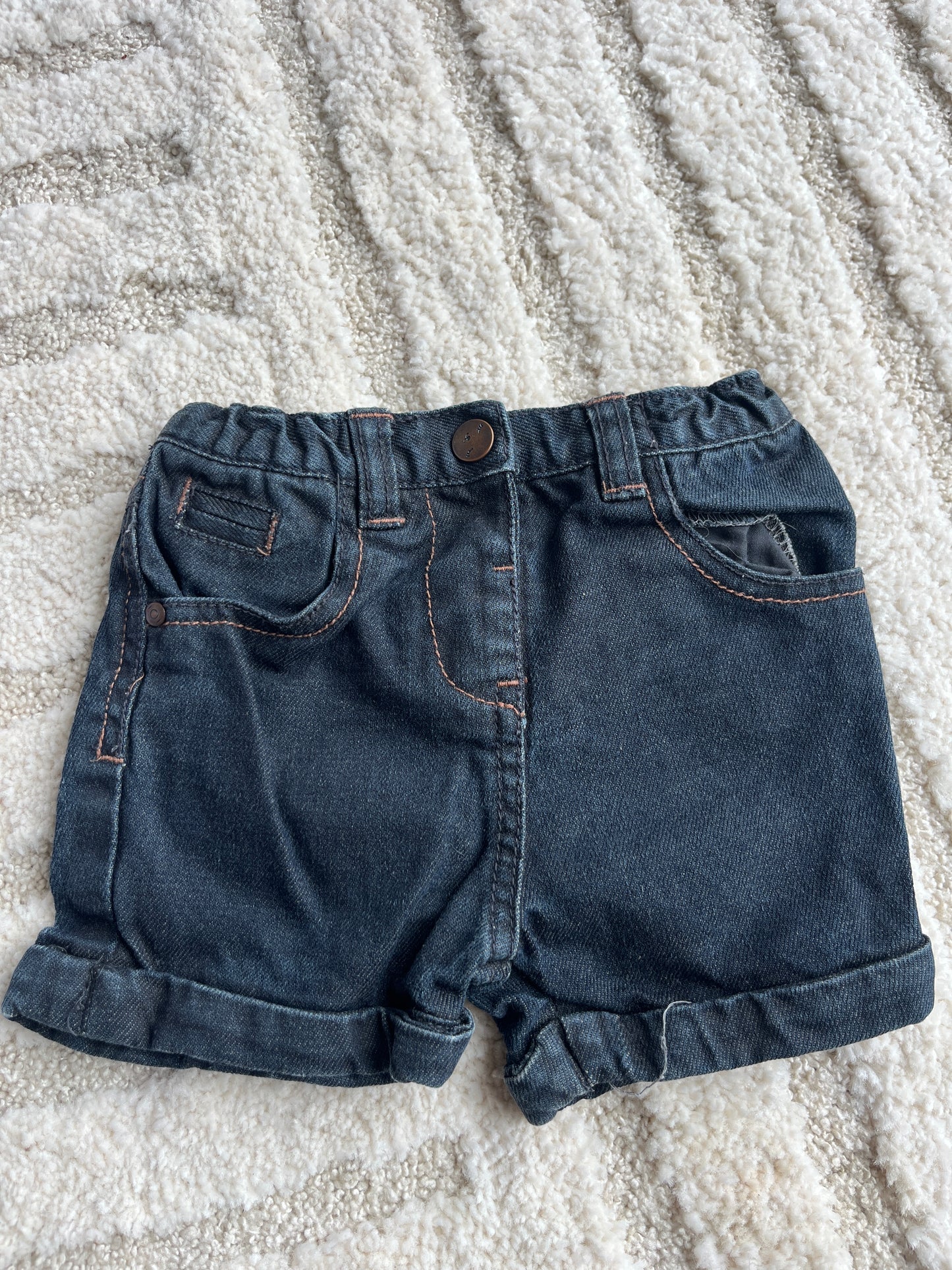 Short en jean bleu foncé avec ourlets - 9 mois