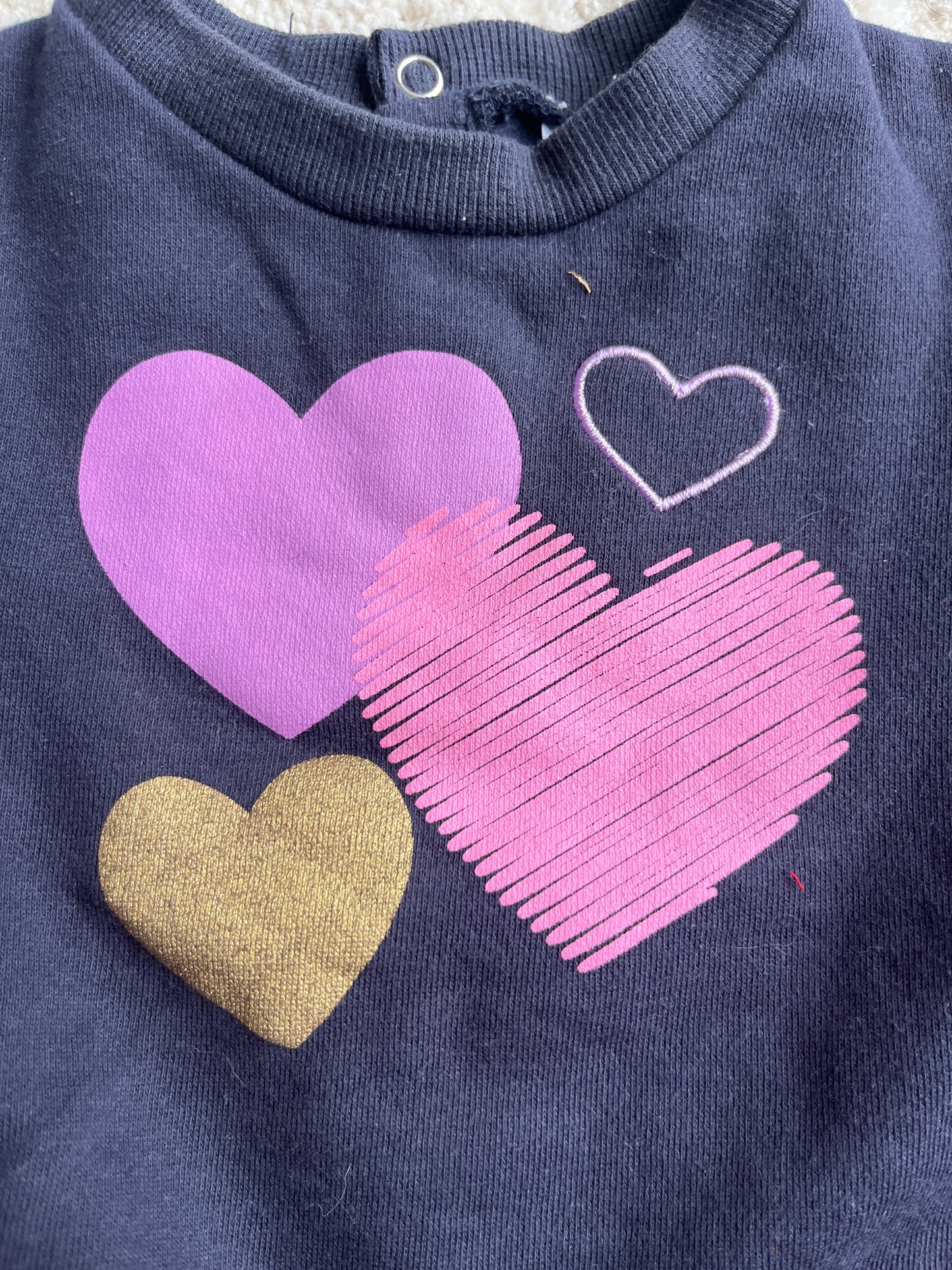 Sweat à manches longues violet foncé motifs cœurs - 9 mois