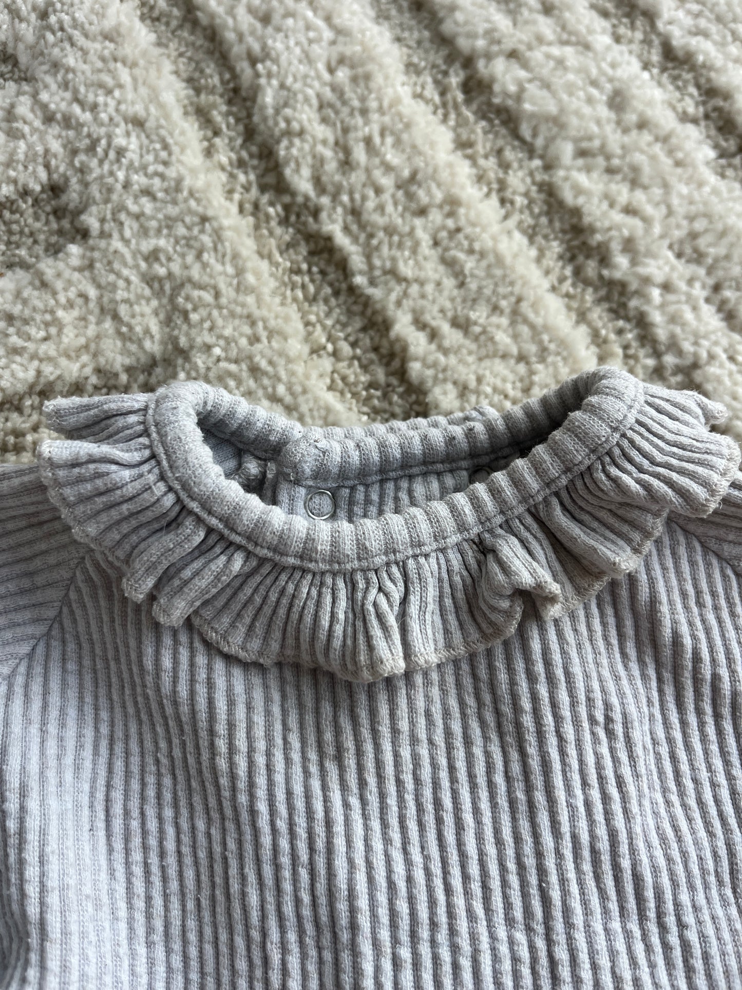 Pull à manches longues gris clair côtelé et col volanté Bout’chou - 12 mois