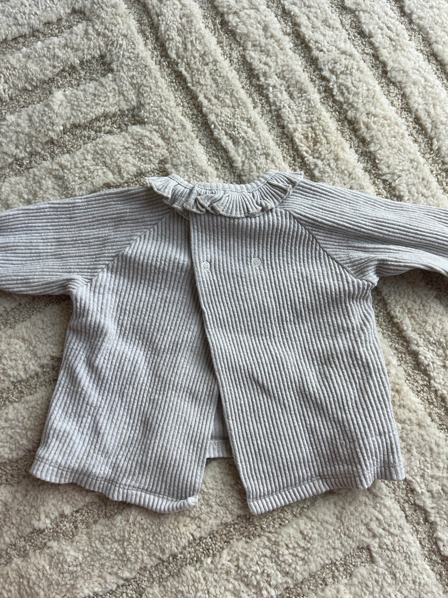 Pull à manches longues gris clair côtelé et col volanté Bout’chou - 12 mois