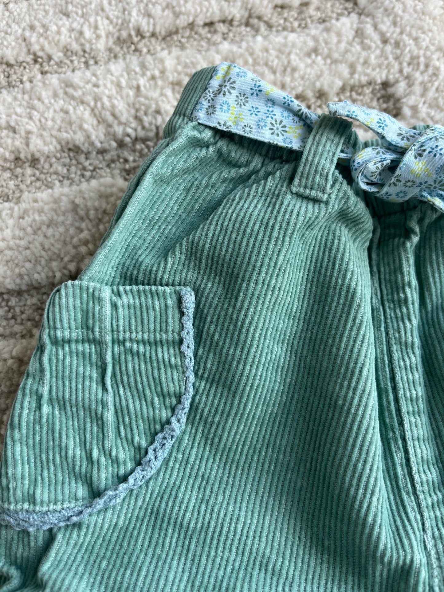 Pantalon vert en velours côtelé avec ceinture et fleurs brodées Disney - 12 mois