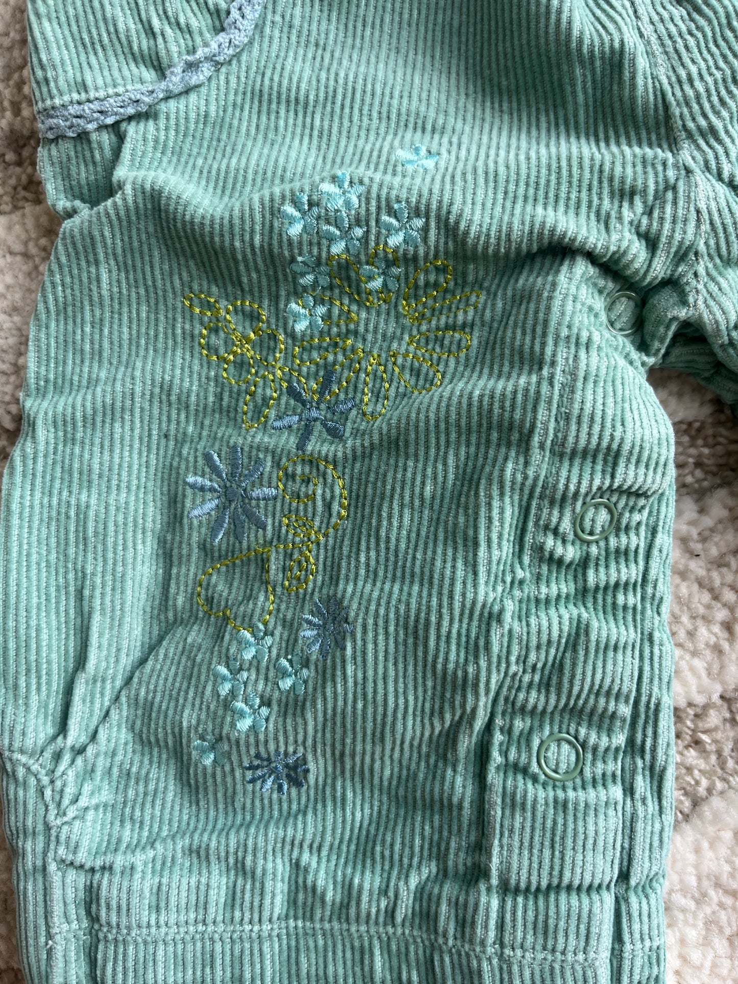 Pantalon vert en velours côtelé avec ceinture et fleurs brodées Disney - 12 mois