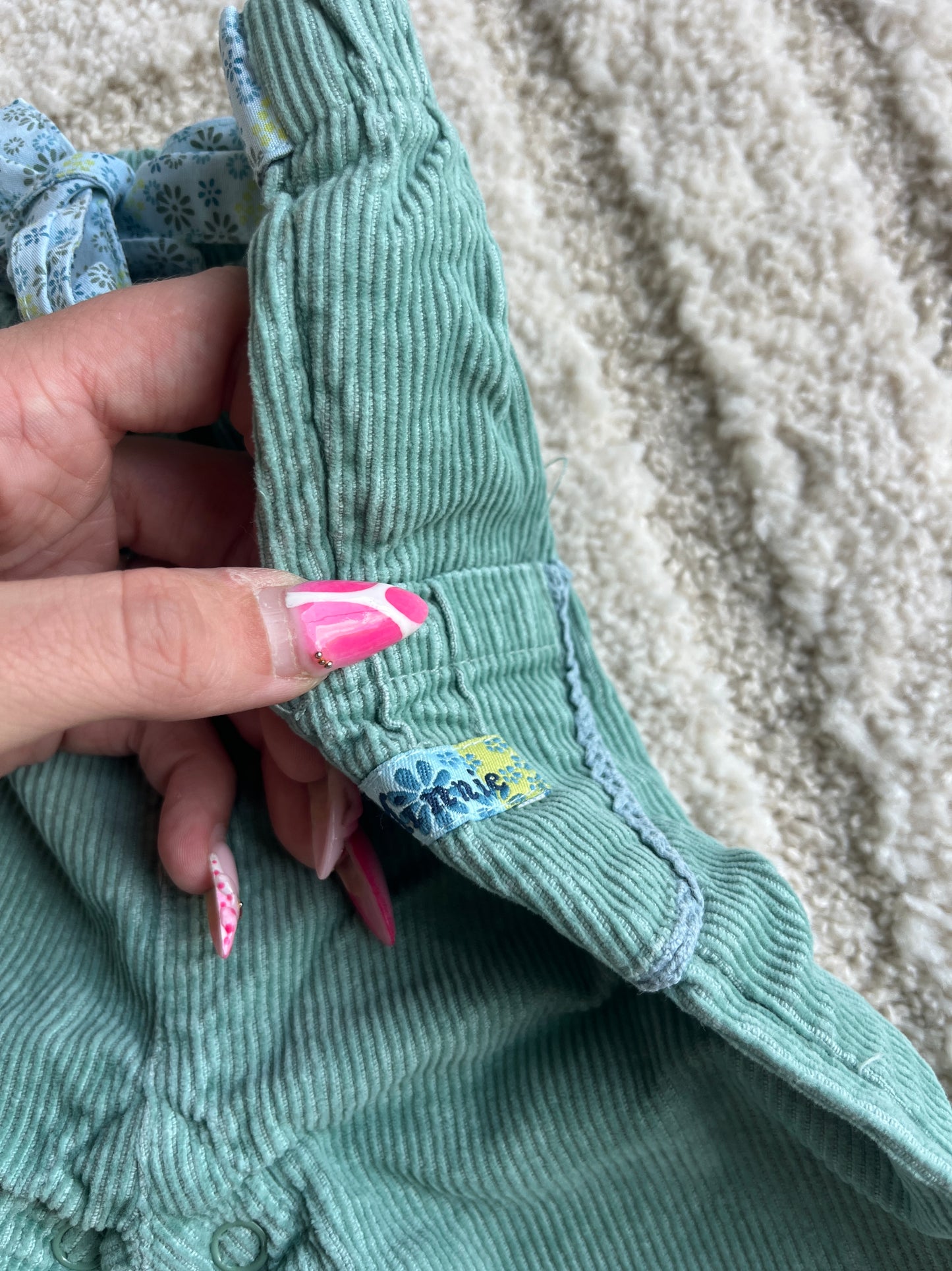 Pantalon vert en velours côtelé avec ceinture et fleurs brodées Disney - 12 mois