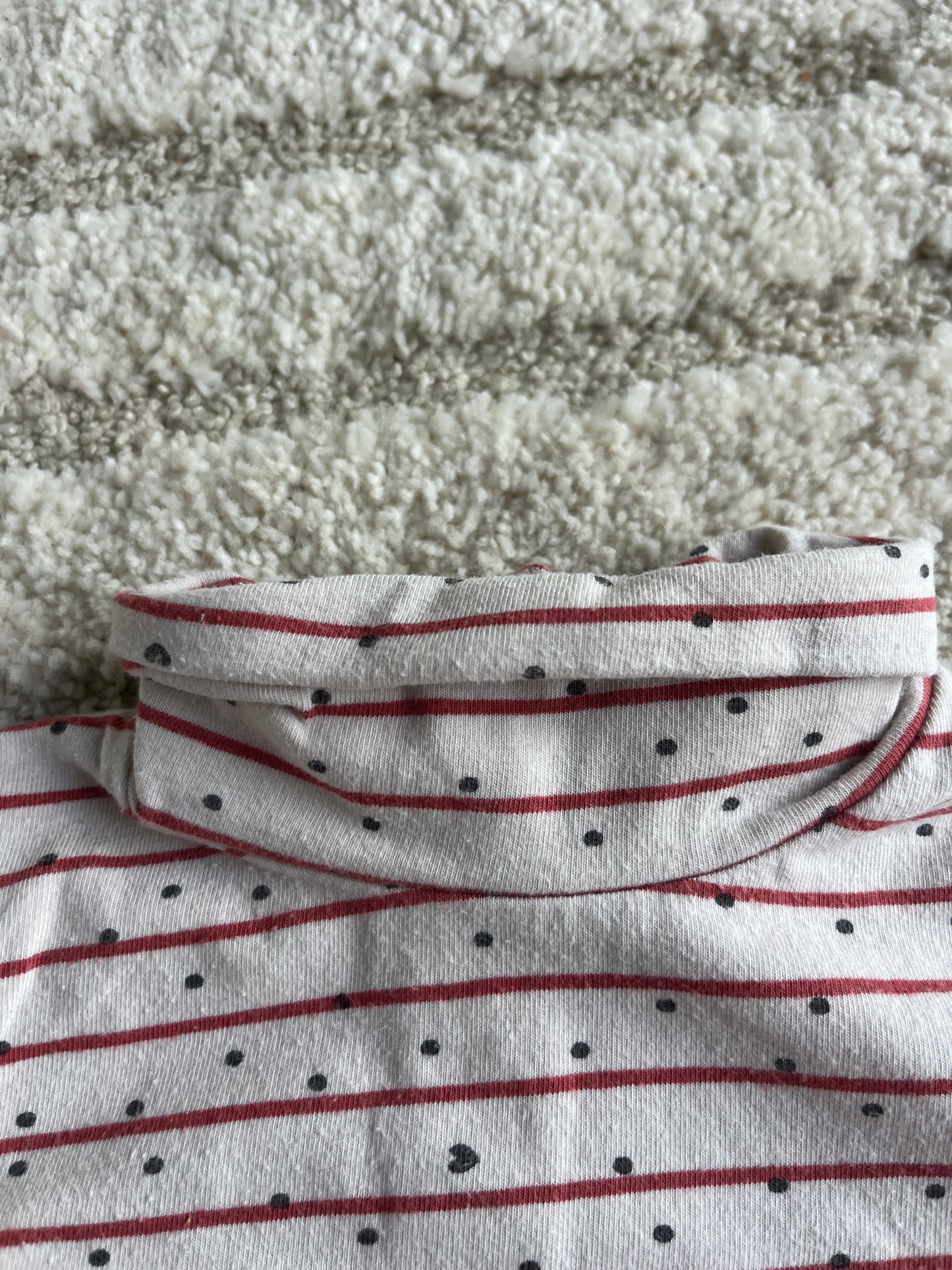 T-shirt à manches longues beige col roulé motifs rayures rouges et pois noirs - 18 mois
