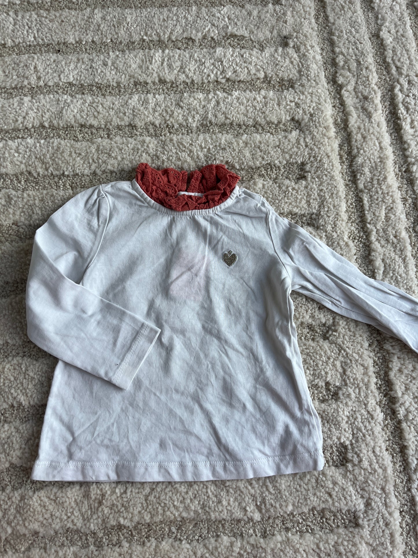 T-shirt à manches longues blanc avec col volanté terracotta et cœur doré - 18 mois