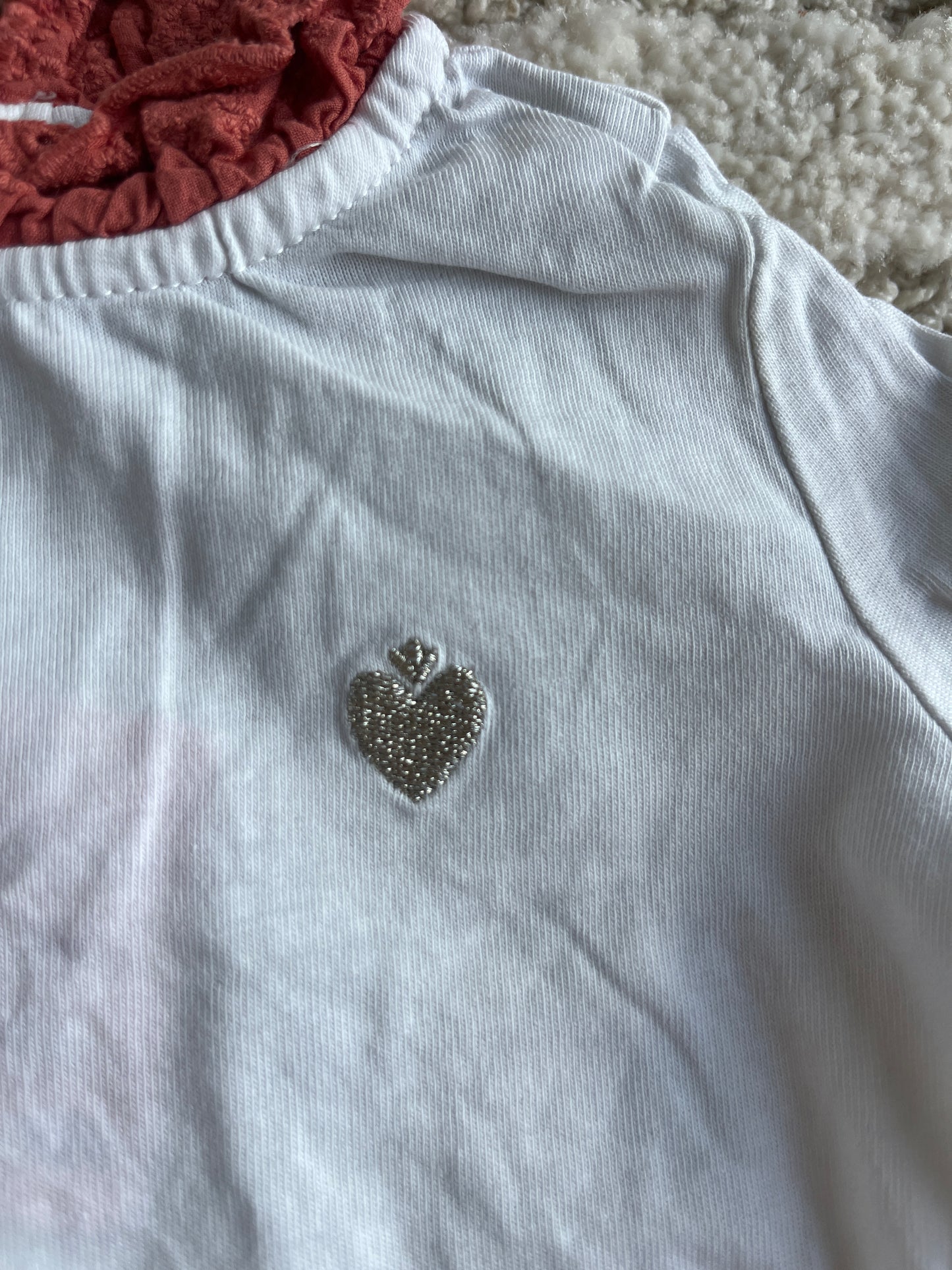 T-shirt à manches longues blanc avec col volanté terracotta et cœur doré - 18 mois