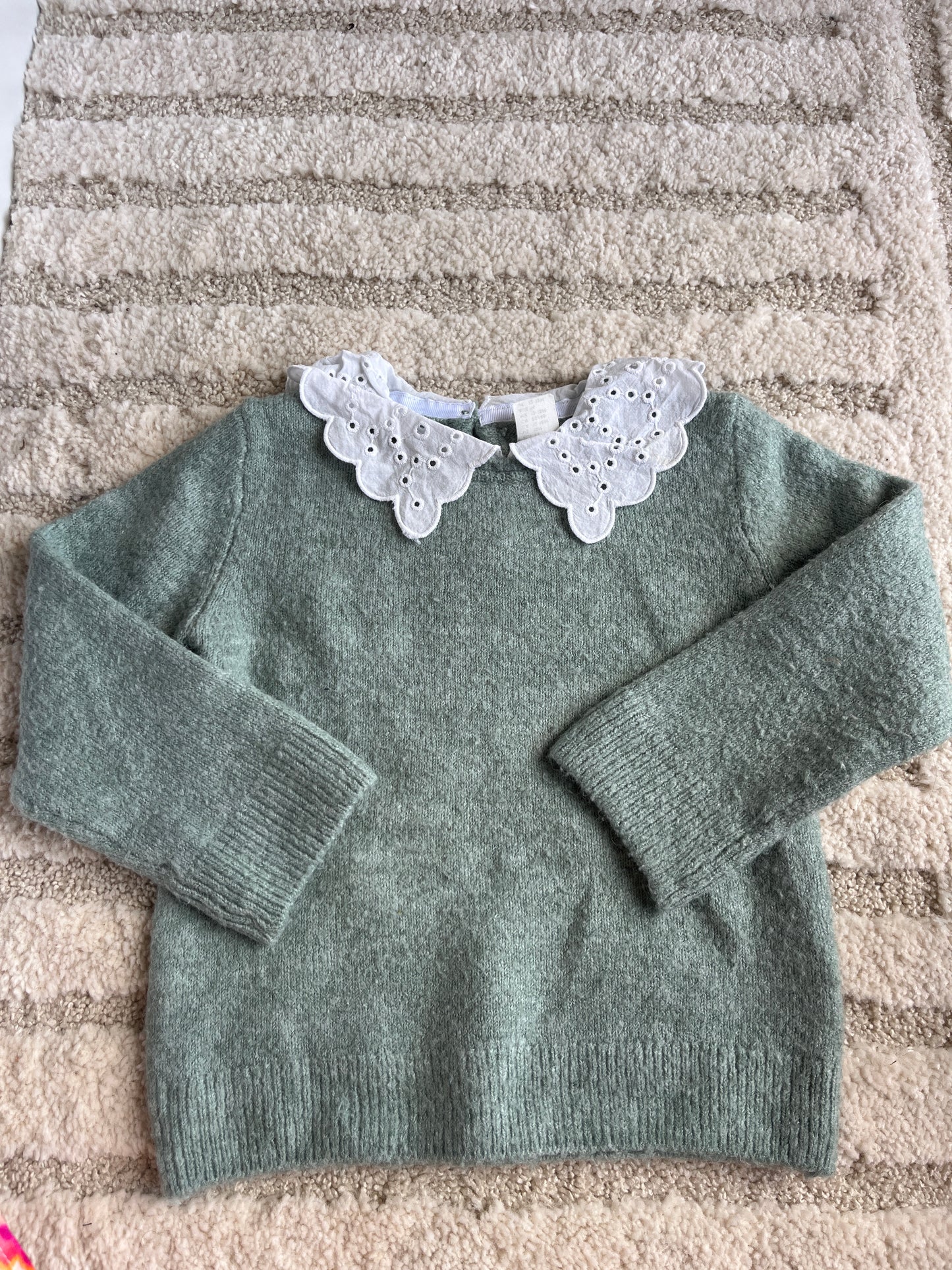 Pull en laine vert avec col Claudine en tissu blanc et broderies H&M - 86 cm